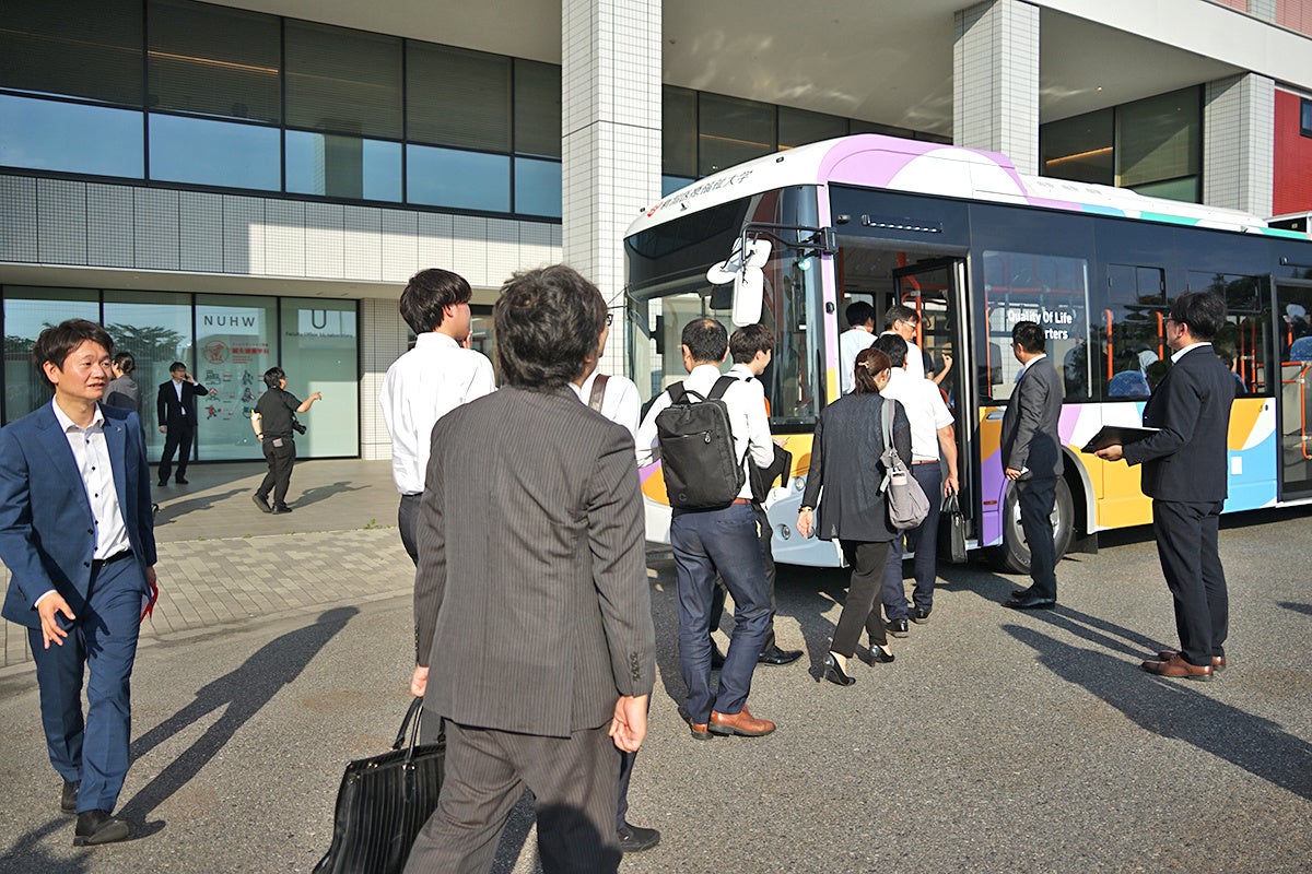 愛宕商事が新潟医療福祉大学にて行った「EVバス試乗会」の様子