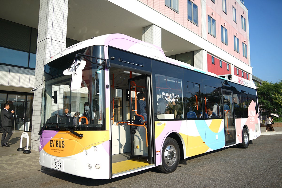 愛宕商事が新潟医療福祉大学にて行った「EVバス試乗会」の様子