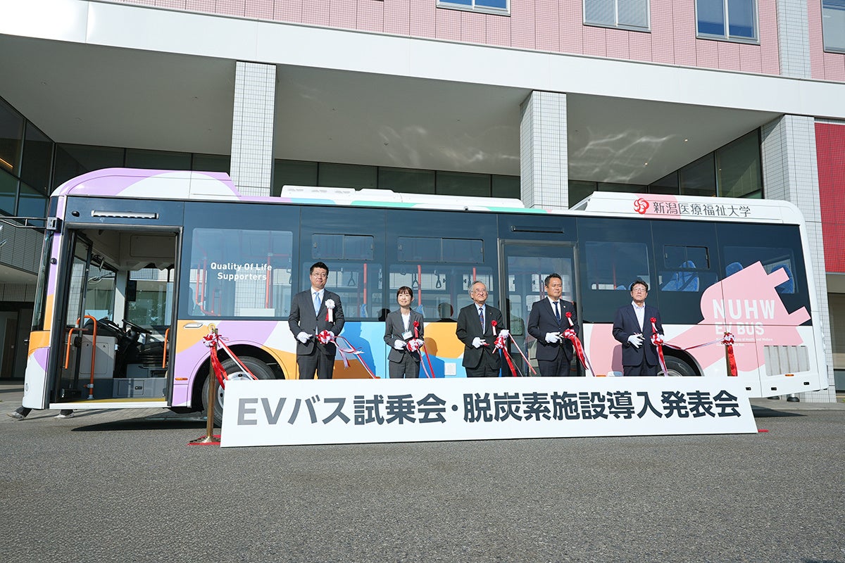 愛宕商事が新潟医療福祉大学にて行った「EVバス試乗会・脱炭素施設導入発表会」のテープカット