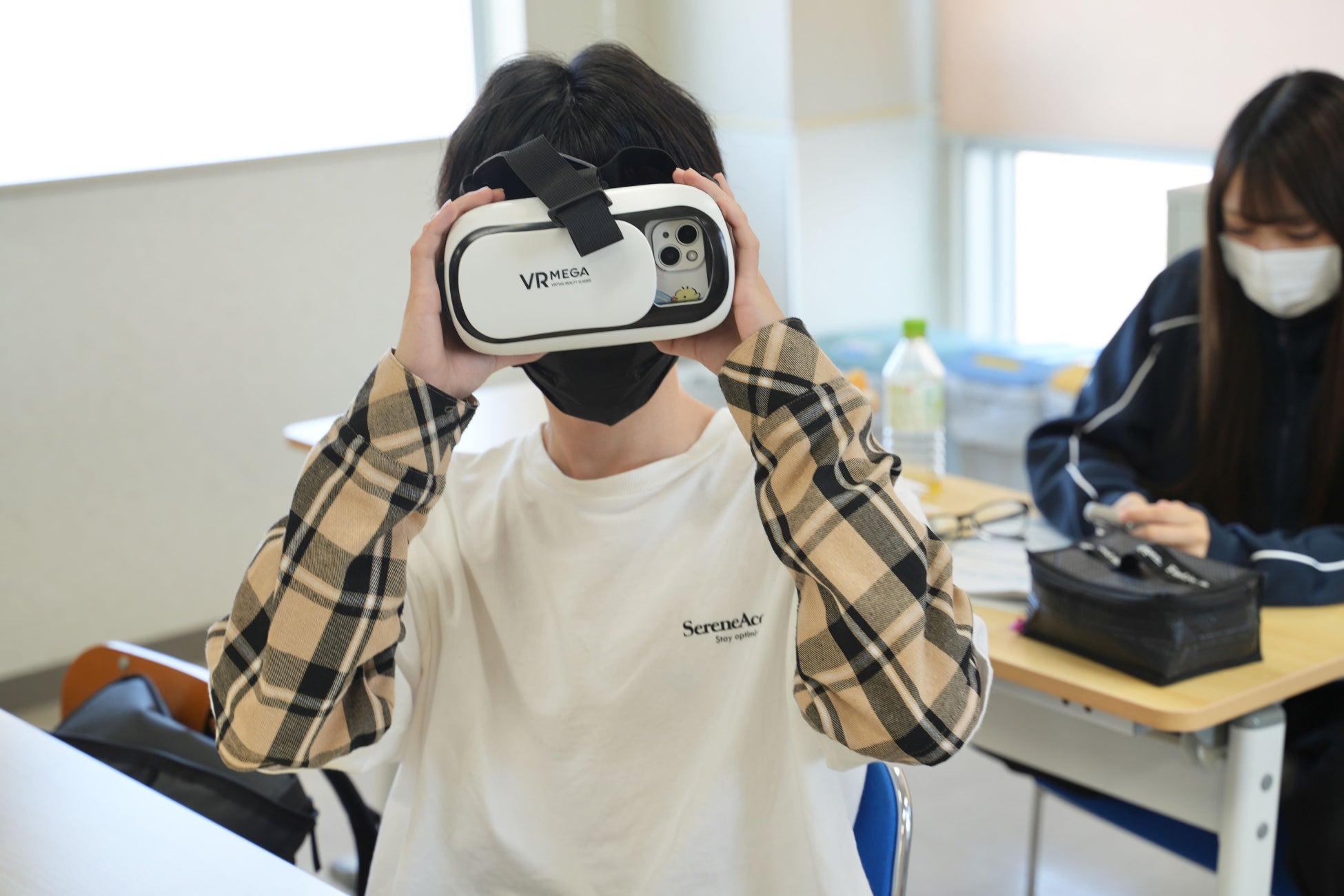IT介護士初級の講座を受ける国際こども・福祉カレッジ介護福祉学科の学生