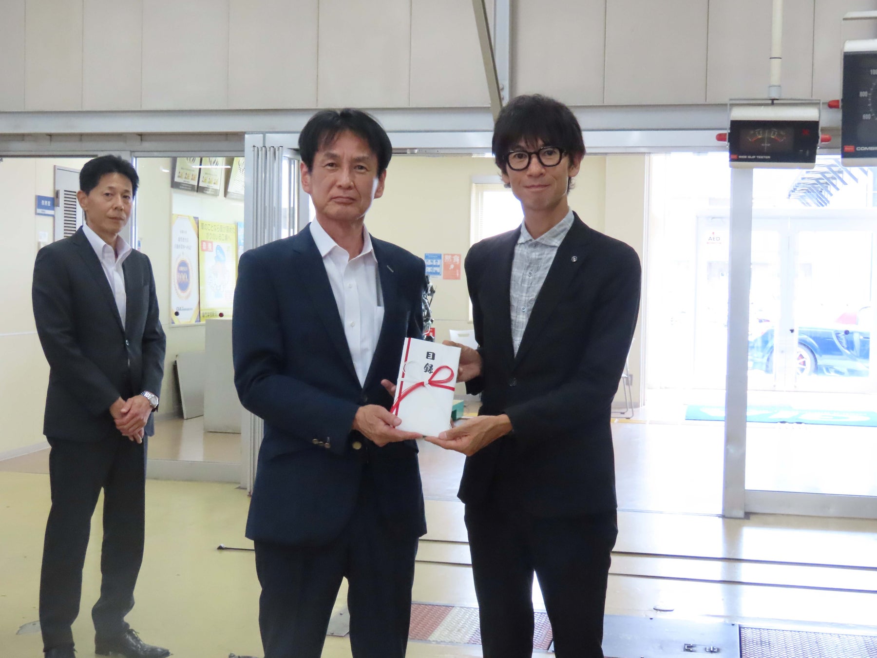 専門学校 新潟国際自動車大学校への教材用リア・ホイールハブプーラーの贈呈式の様子