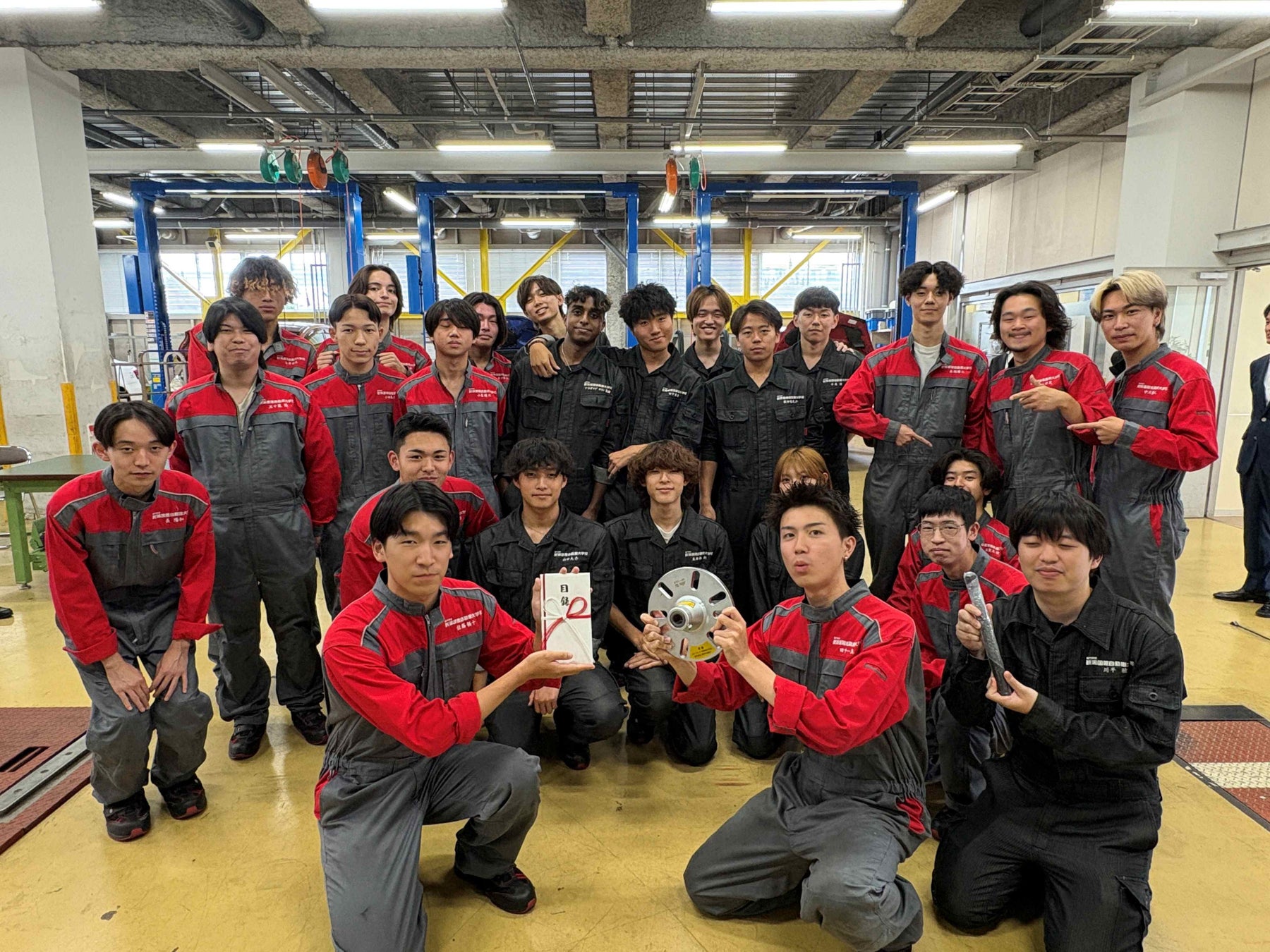 教材用リア・ホイールハブプーラーを贈呈された専門学校 新潟国際自動車大学校学生