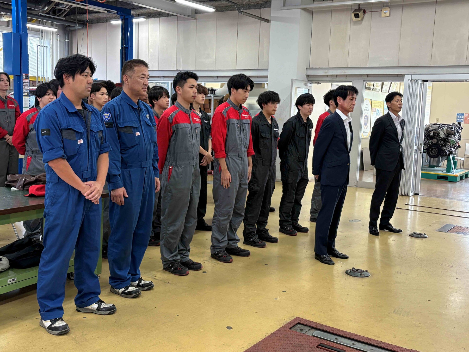 専門学校 新潟国際自動車大学校への教材用リア・ホイールハブプーラーの贈呈式の様子