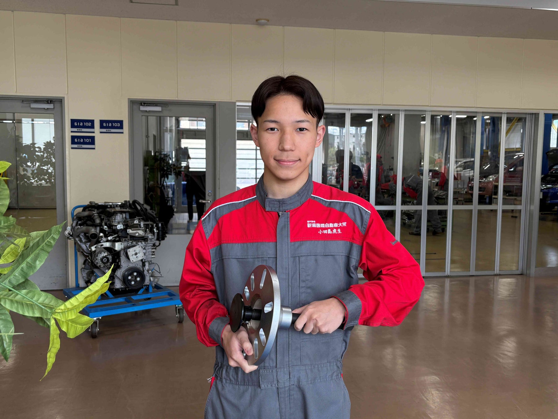 教材用リア・ホイールハブプーラーを贈呈された専門学校 新潟国際自動車大学校学生