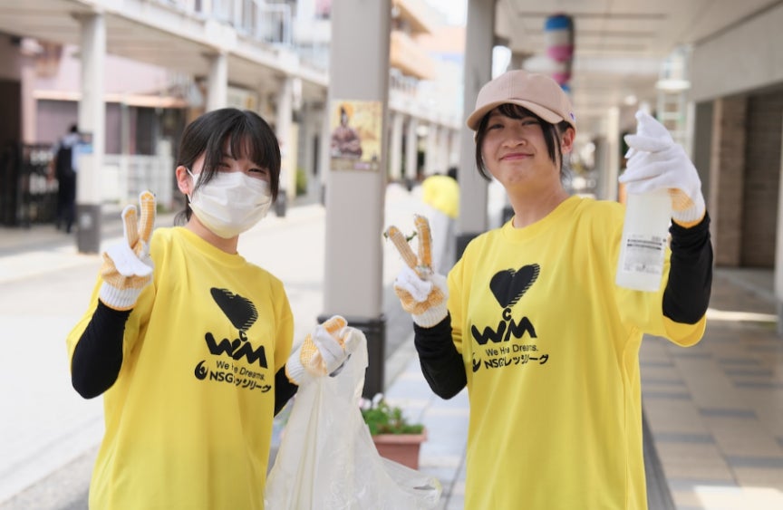 新潟まつりに向けた清掃活動を行う国際こども・福祉カレッジ 福祉心理・大学科の1年生