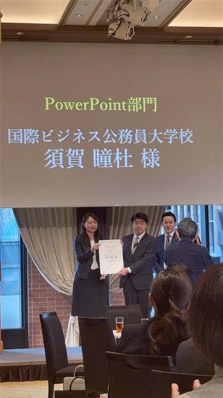「MOS世界学生大会2025」の表彰を受けとる国際ビジネス公務員大学校の須賀 瞳杜さん