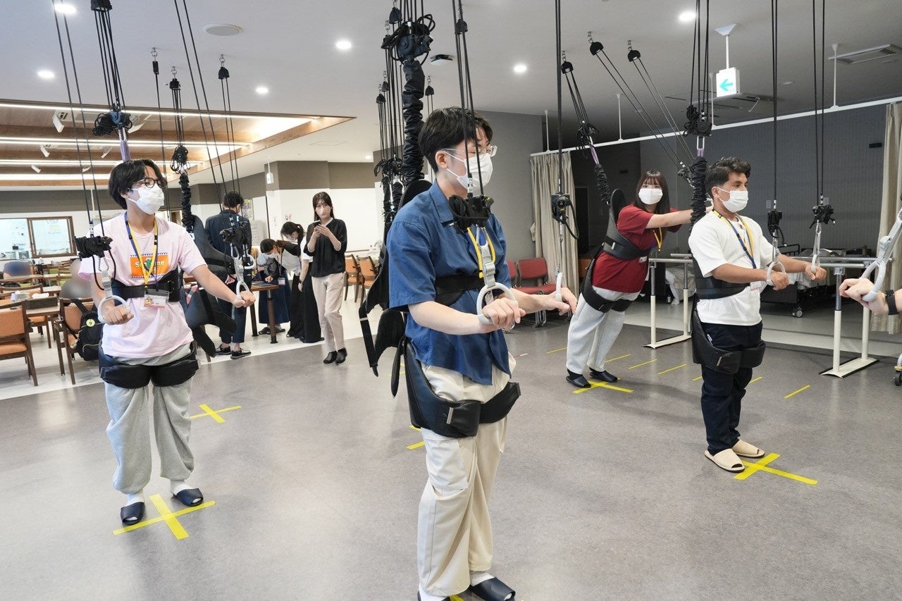 国際こども・福祉カレッジ介護福祉学科1年生が「あたごの杜大山台」にて福祉機器の体験を行っている様子