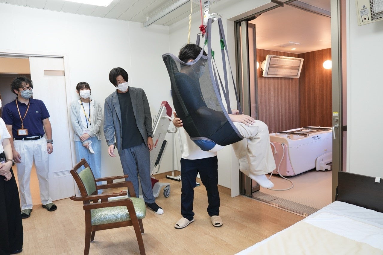 国際こども・福祉カレッジ介護福祉学科1年生が「あたごの杜大山台」にて福祉機器の体験を行っている様子