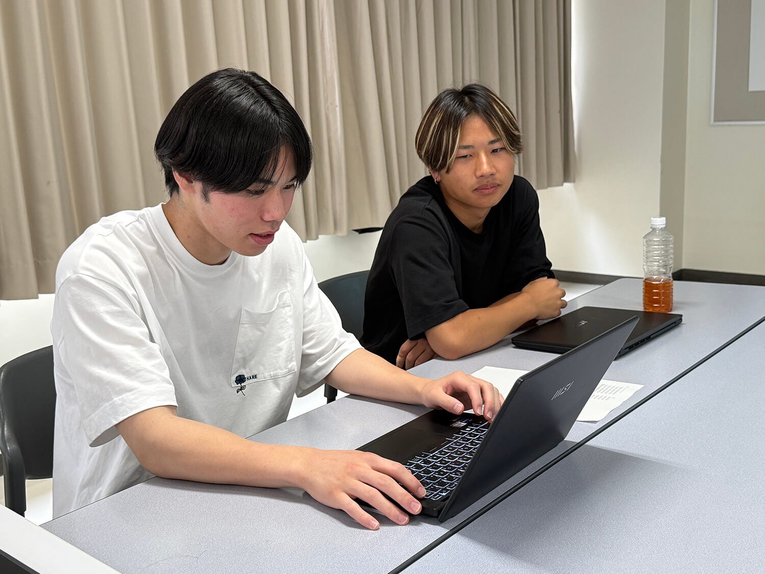 WiZ 国際情報工科自動車大学校がGMOインターネット株式会社を講師に迎えて行った特別講義「画像生成AIのビジネス活用」の様子