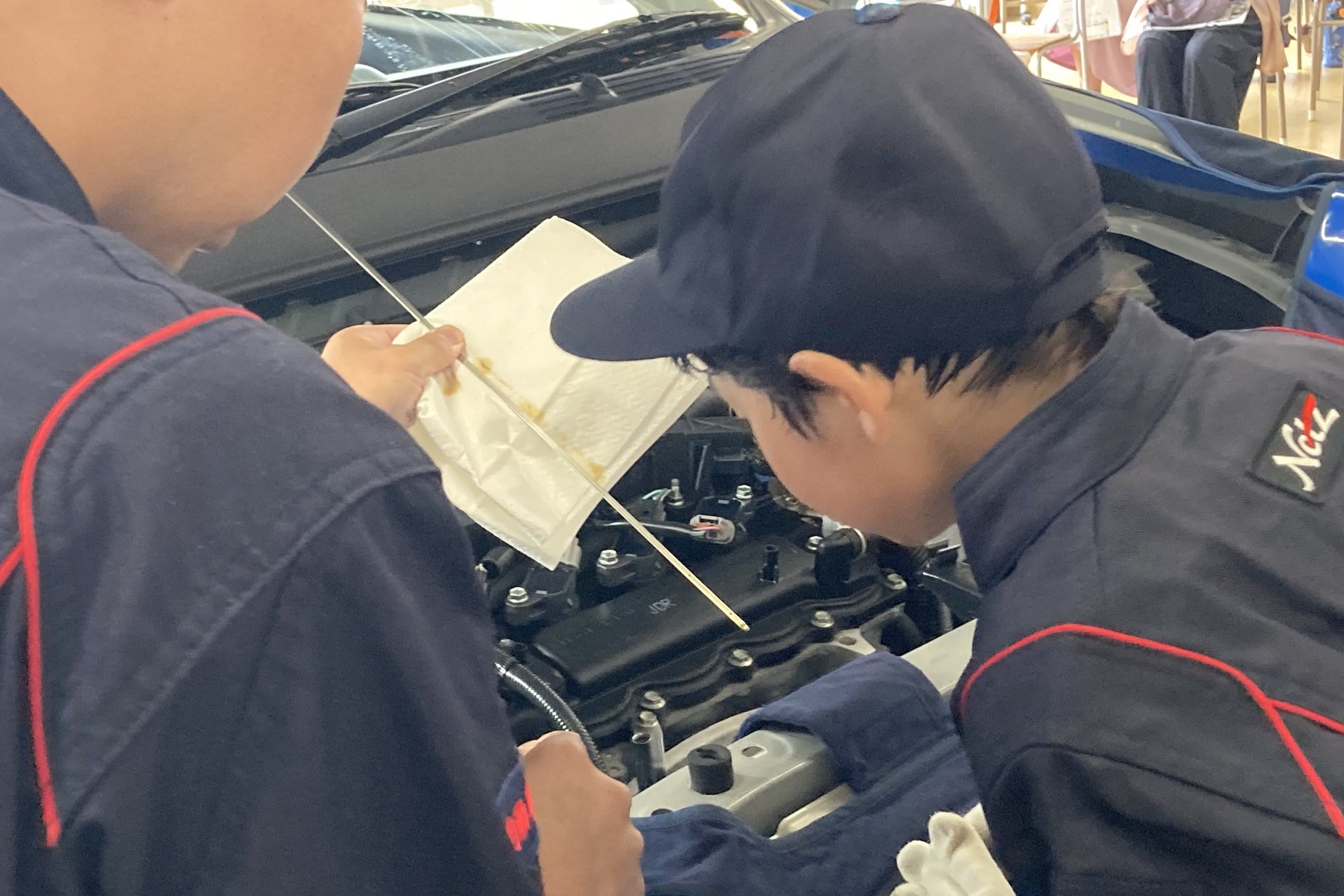 FSGカレッジリーグが開催した職業体験イベント「FSGおしごと講座2025 -サマースペシャル-」に参加している子ども