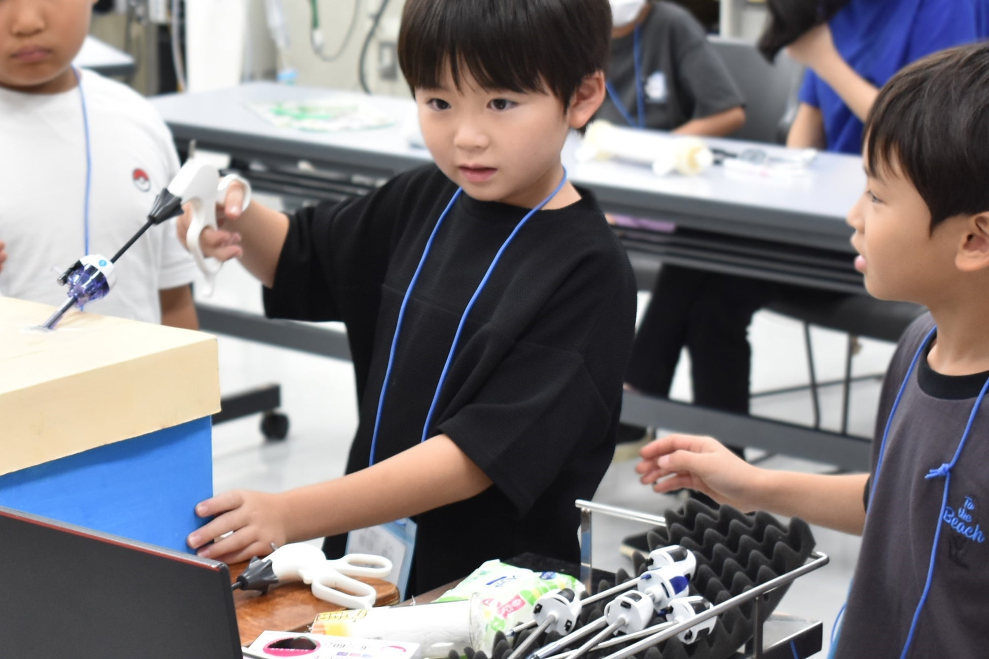 FSGカレッジリーグが開催した職業体験イベント「FSGおしごと講座2025 -サマースペシャル-」に参加している子ども