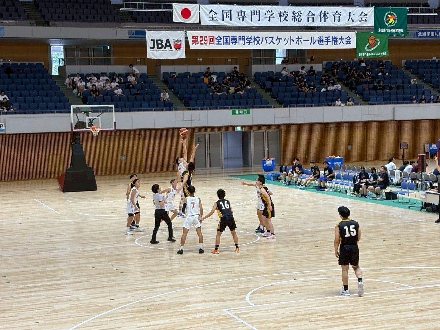 第29回全国専門学校バスケットボール選手権大会でのアップルスポーツカレッジのバスケットボール専攻科学生の様子
