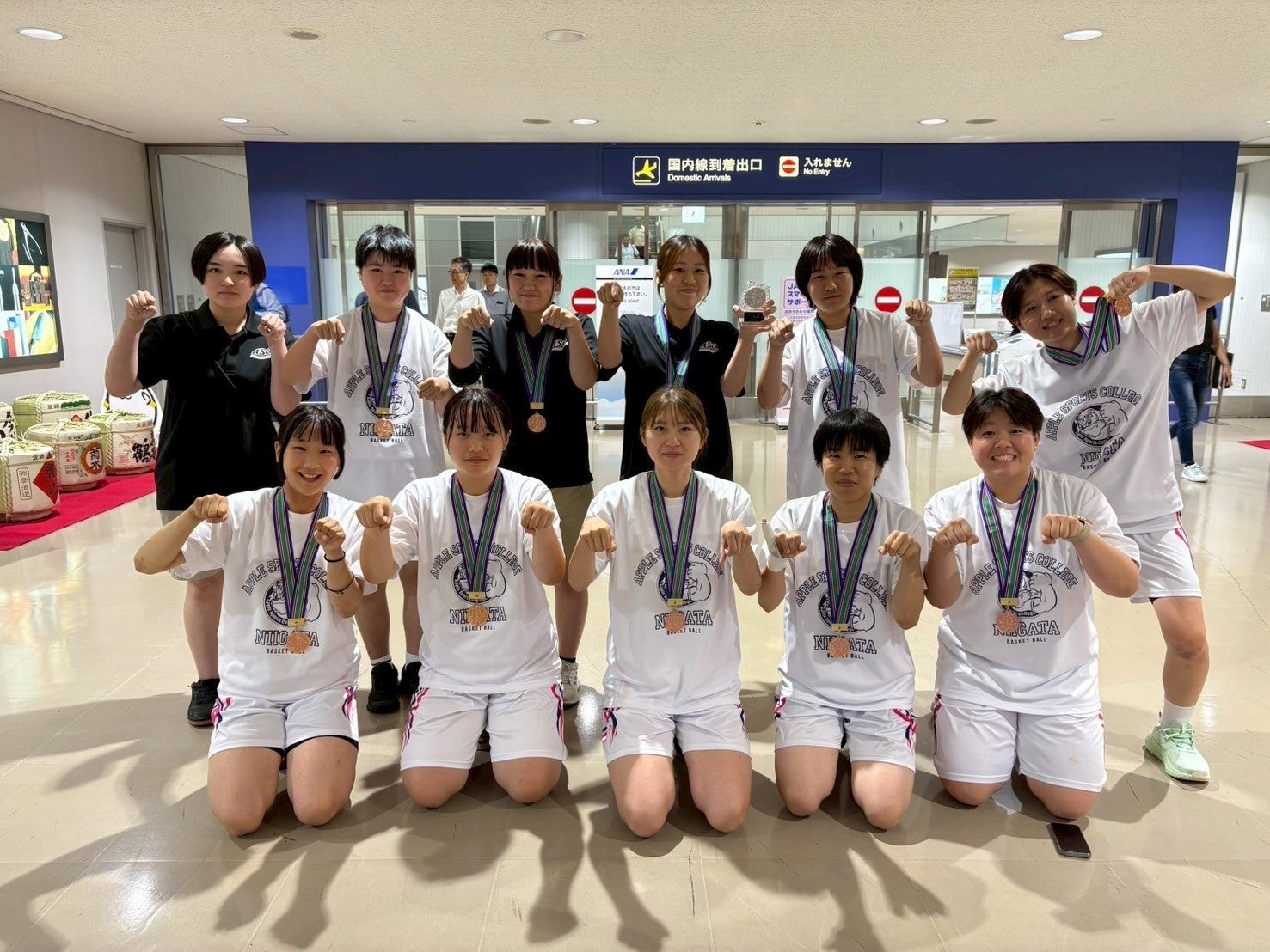 第29回全国専門学校バスケットボール選手権大会でのアップルスポーツカレッジのバスケットボール専攻科学生の様子