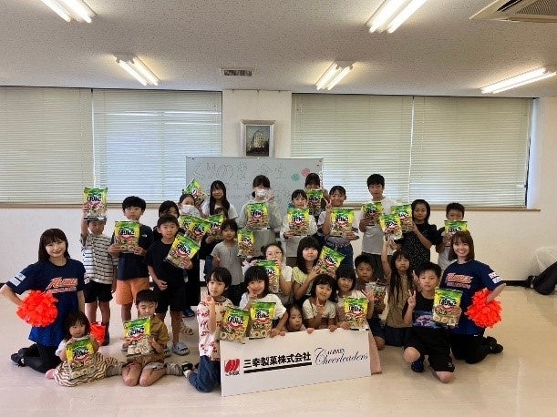 三幸製菓株式会社とアルビレックスチアリーダーズの子ども食堂の取り組みの様子