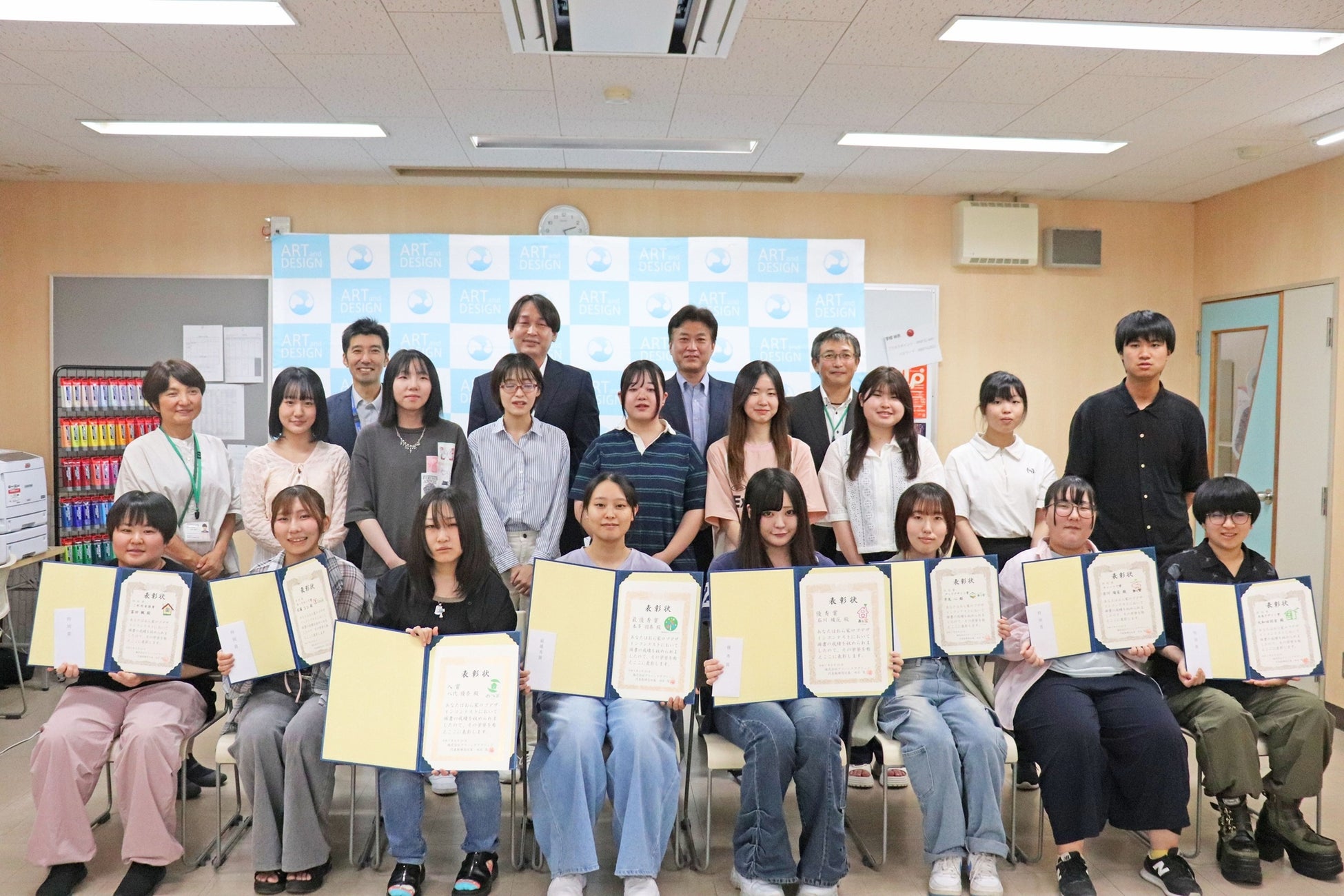 小規模多機能型居宅介護サービス施設「おら家」のロゴマーク制作プロジェクトの表彰式