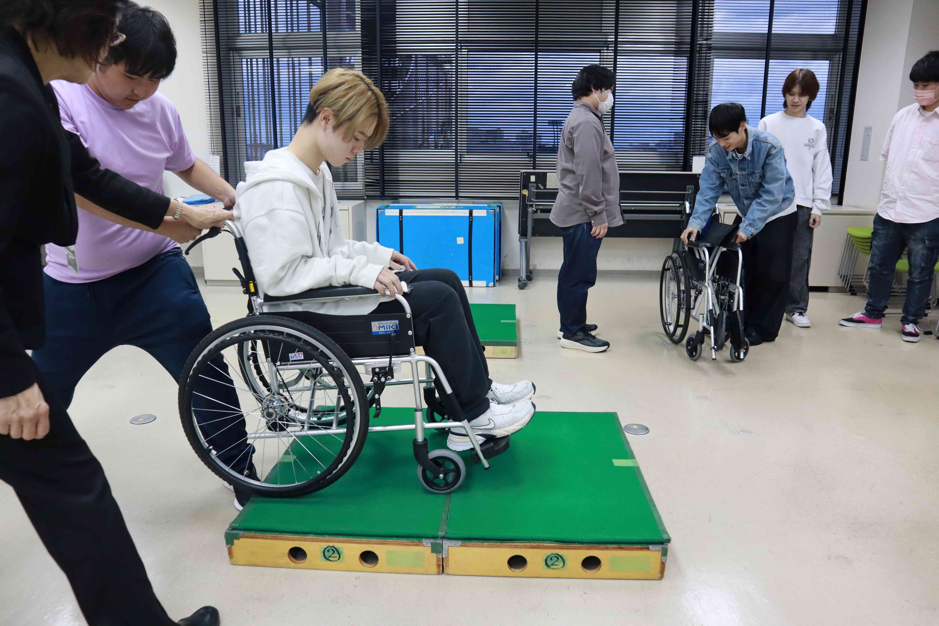 新潟ビジネス専門学校が受講した公益財団法人日本ケアフィット共育機構による「サービス介助基礎研修」の様子