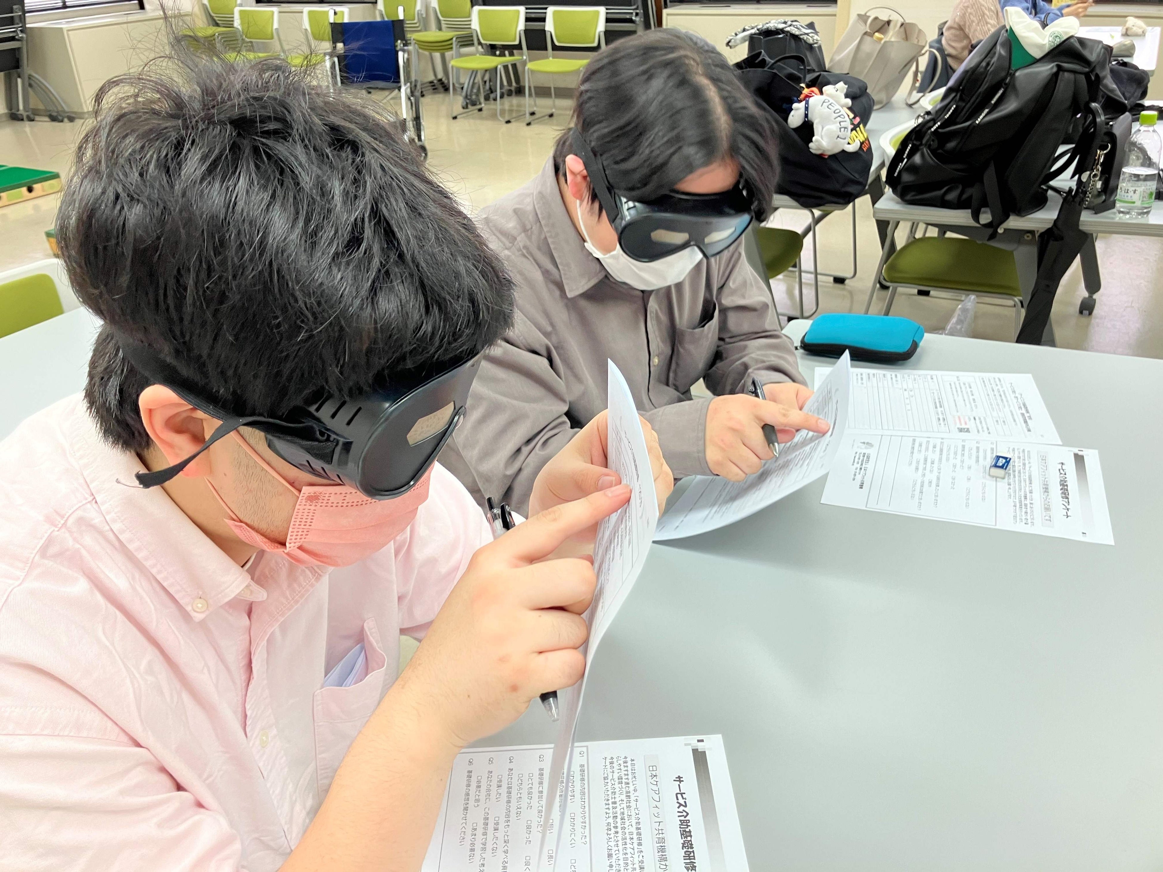 新潟ビジネス専門学校が受講した公益財団法人日本ケアフィット共育機構による「サービス介助基礎研修」の様子