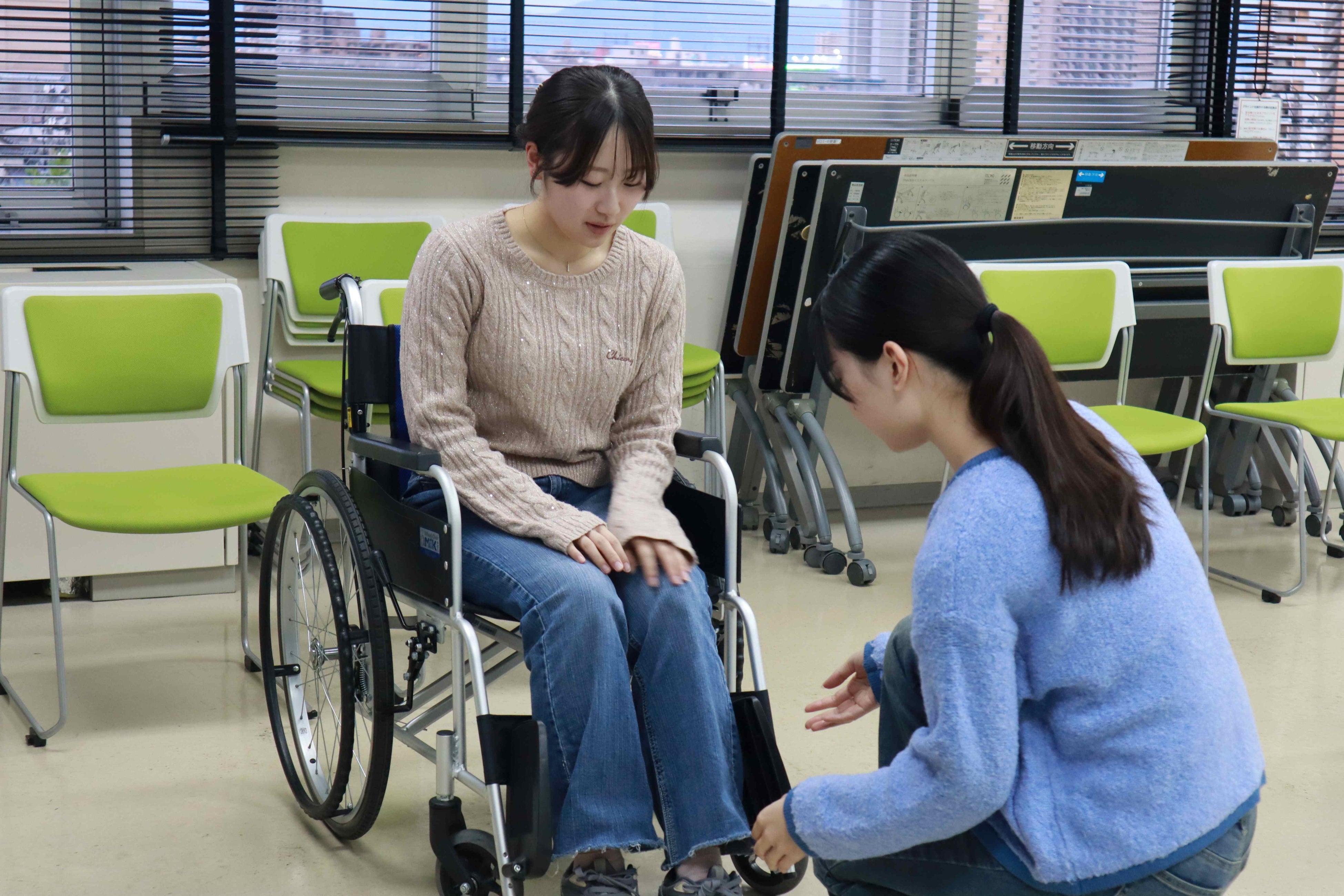 新潟ビジネス専門学校が受講した公益財団法人日本ケアフィット共育機構による「サービス介助基礎研修」の様子