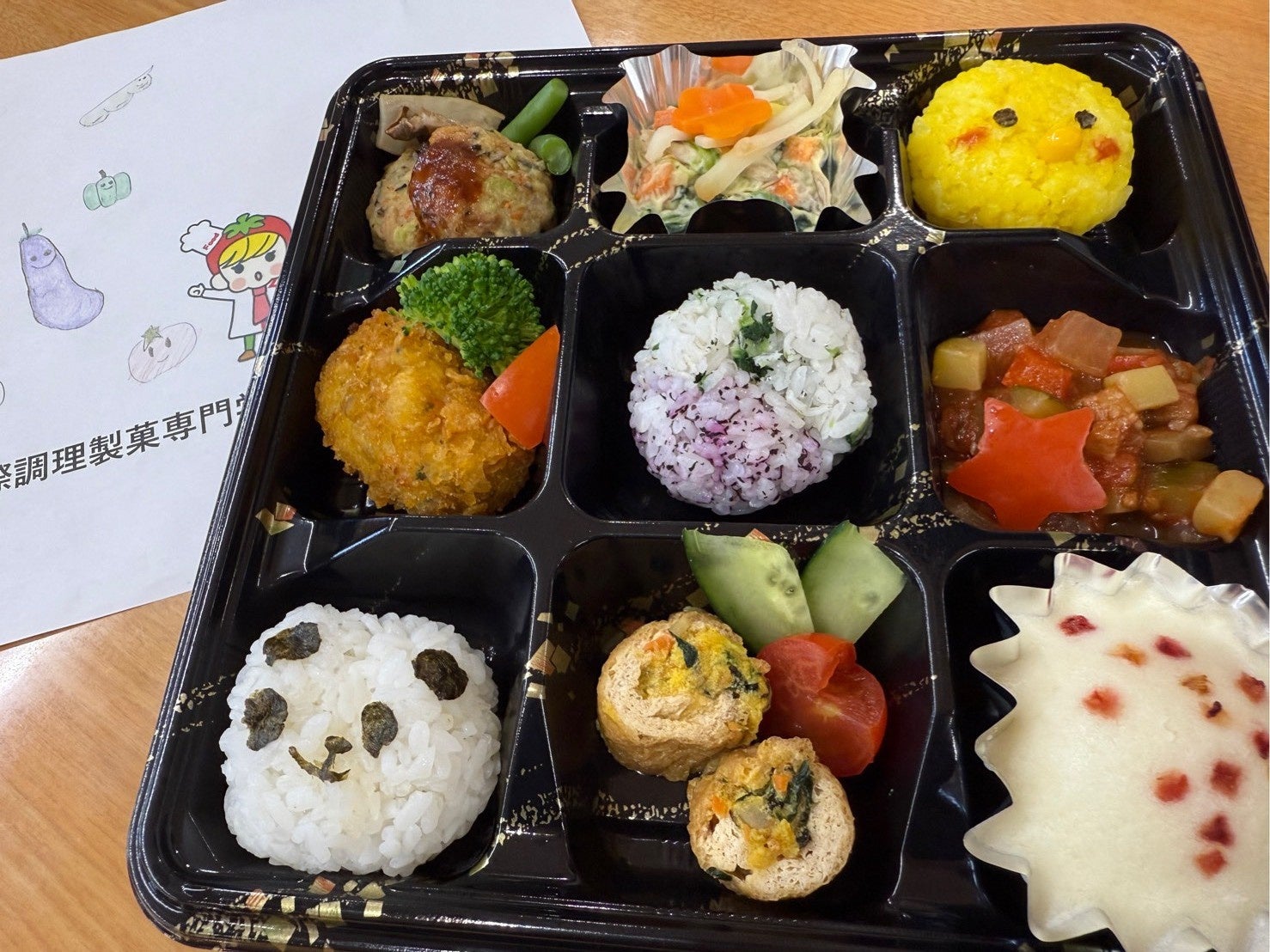国際調理製菓専門学校の学生が制作し開志上所こども園の園児に提供したお弁当
