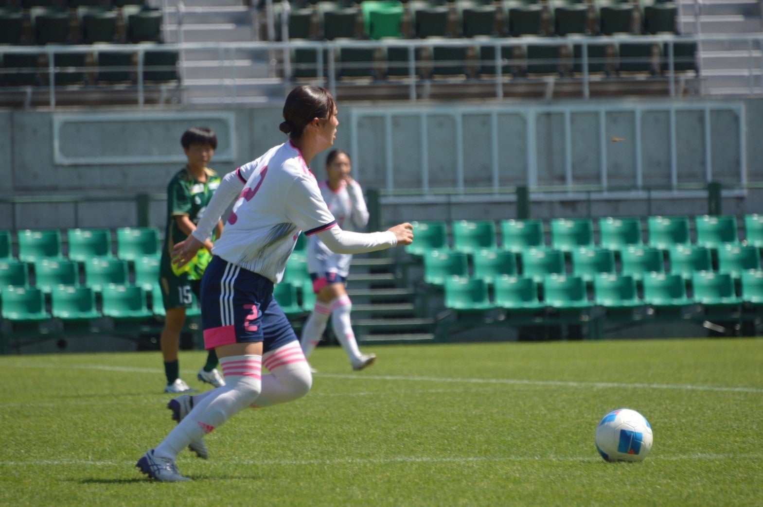 サッカーボールを追いかける新潟新潟医療福祉大学女子サッカー部