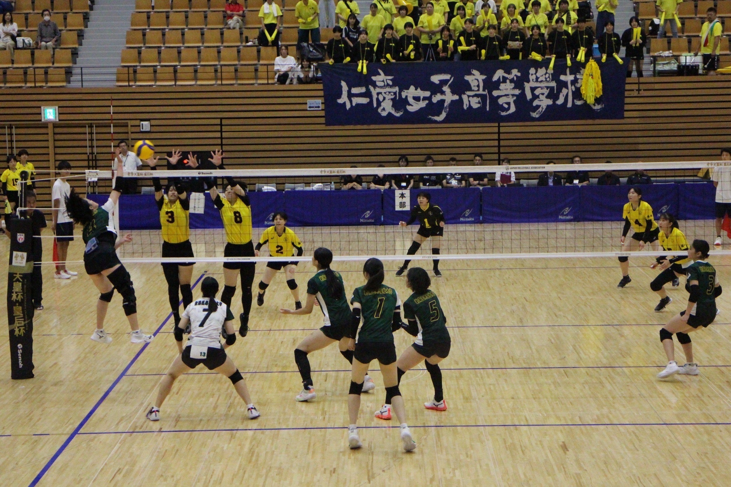 「令和７年度 天皇杯・皇后杯ＪＶＡ全日本バレーボール選手権大会 北信越代表決定戦」での新潟医療福祉大学女子バレーボール部のプレーの様子