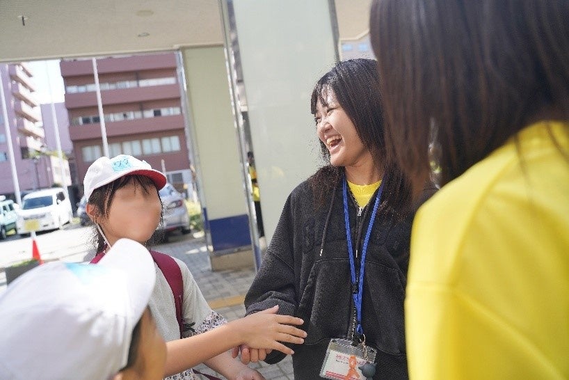 新潟市立鏡淵小学校の「まちとつながる!ひだまりラリー」で子どもたちとふれあう国際こども・福祉カレッジの学生