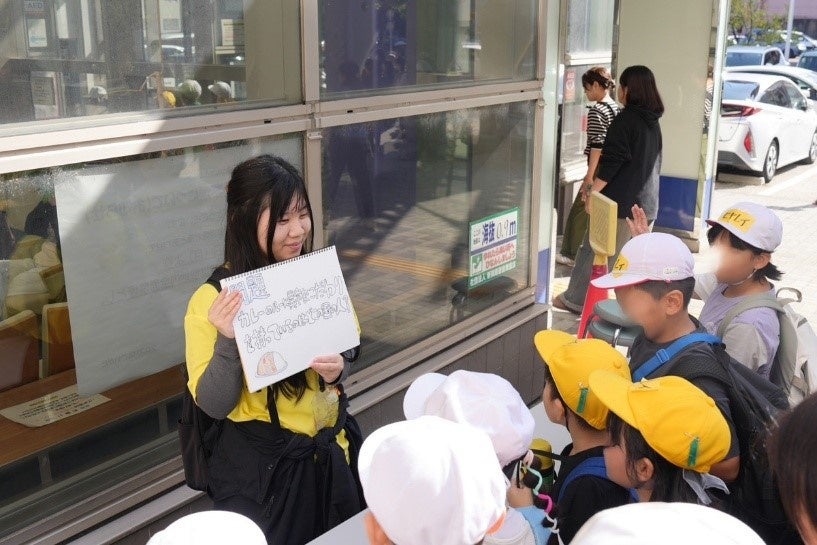 新潟市立鏡淵小学校の「まちとつながる!ひだまりラリー」で子どもたちとふれあう国際こども・福祉カレッジの学生