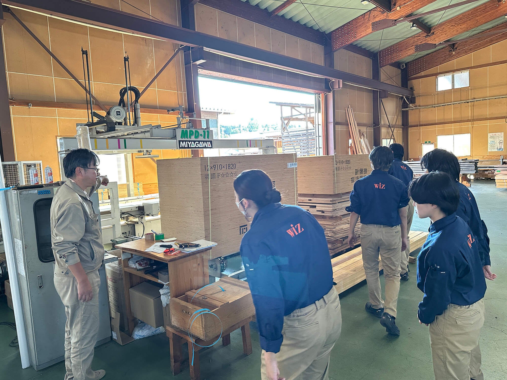 WiZ国際情報工科自動車大学校の建築デザイン科1年生5名を対象に行われた「お仕事体験講座」の様子