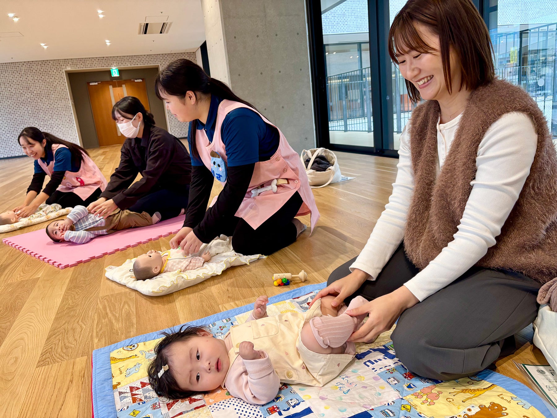FSGカレッジリーグの国際ビジネス公務員大学校と国際ビューティ&フード大学校)が開催した「赤ちゃん食堂」の様子