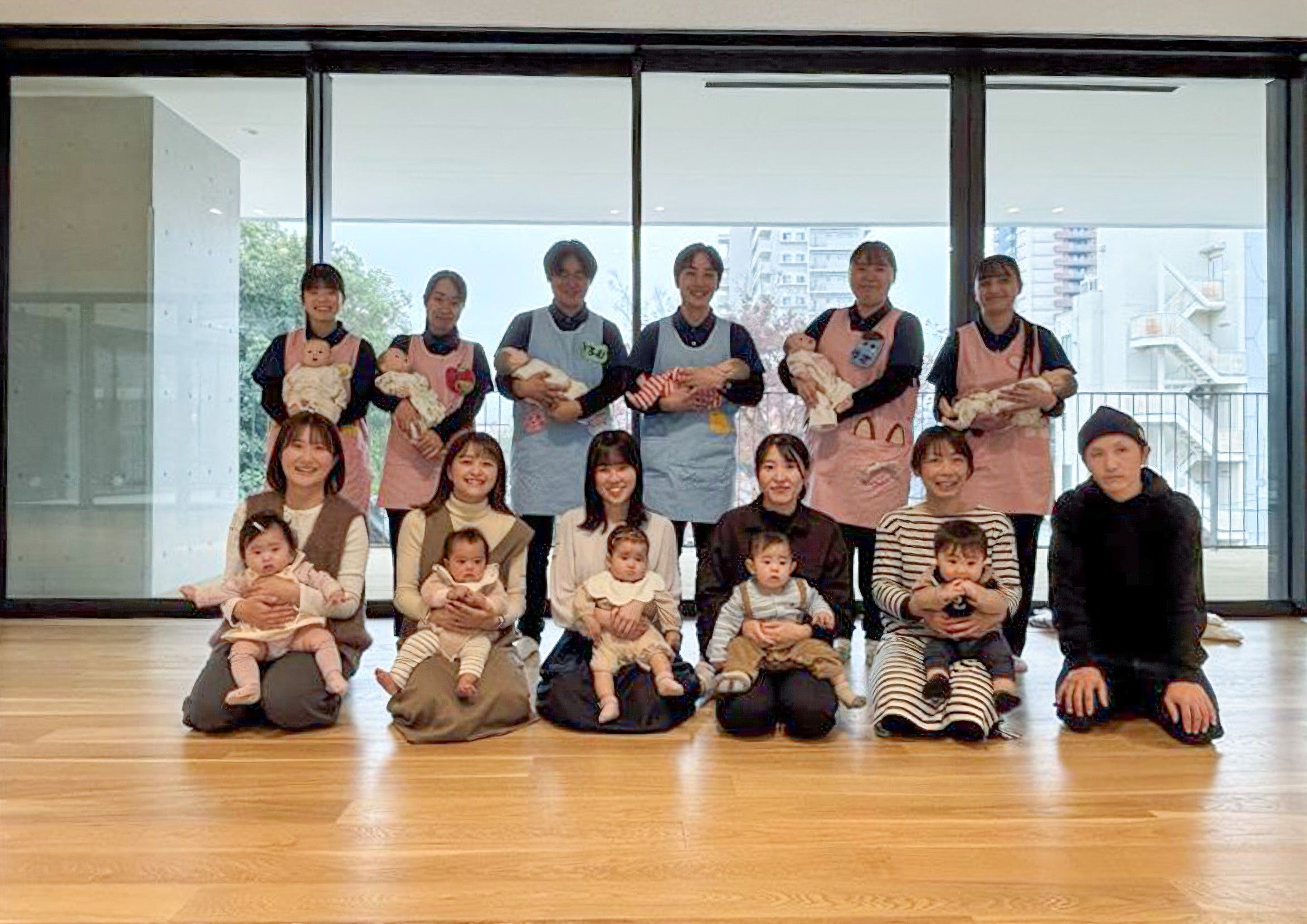 FSGカレッジリーグの国際ビジネス公務員大学校と国際ビューティ＆フード大学校）が開催した「赤ちゃん食堂」の様子