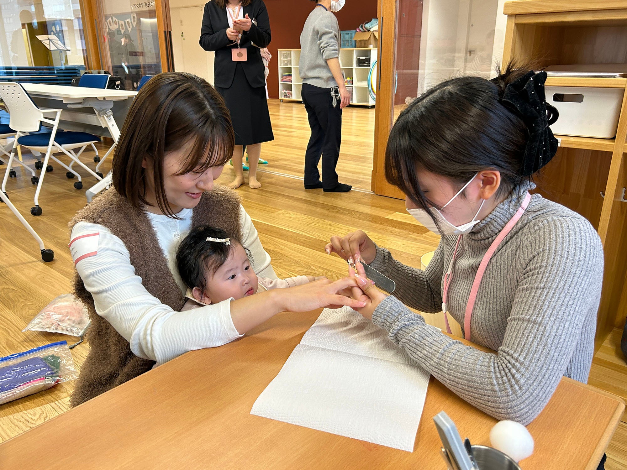 FSGカレッジリーグの国際ビジネス公務員大学校と国際ビューティ＆フード大学校）が開催した「赤ちゃん食堂」の様子