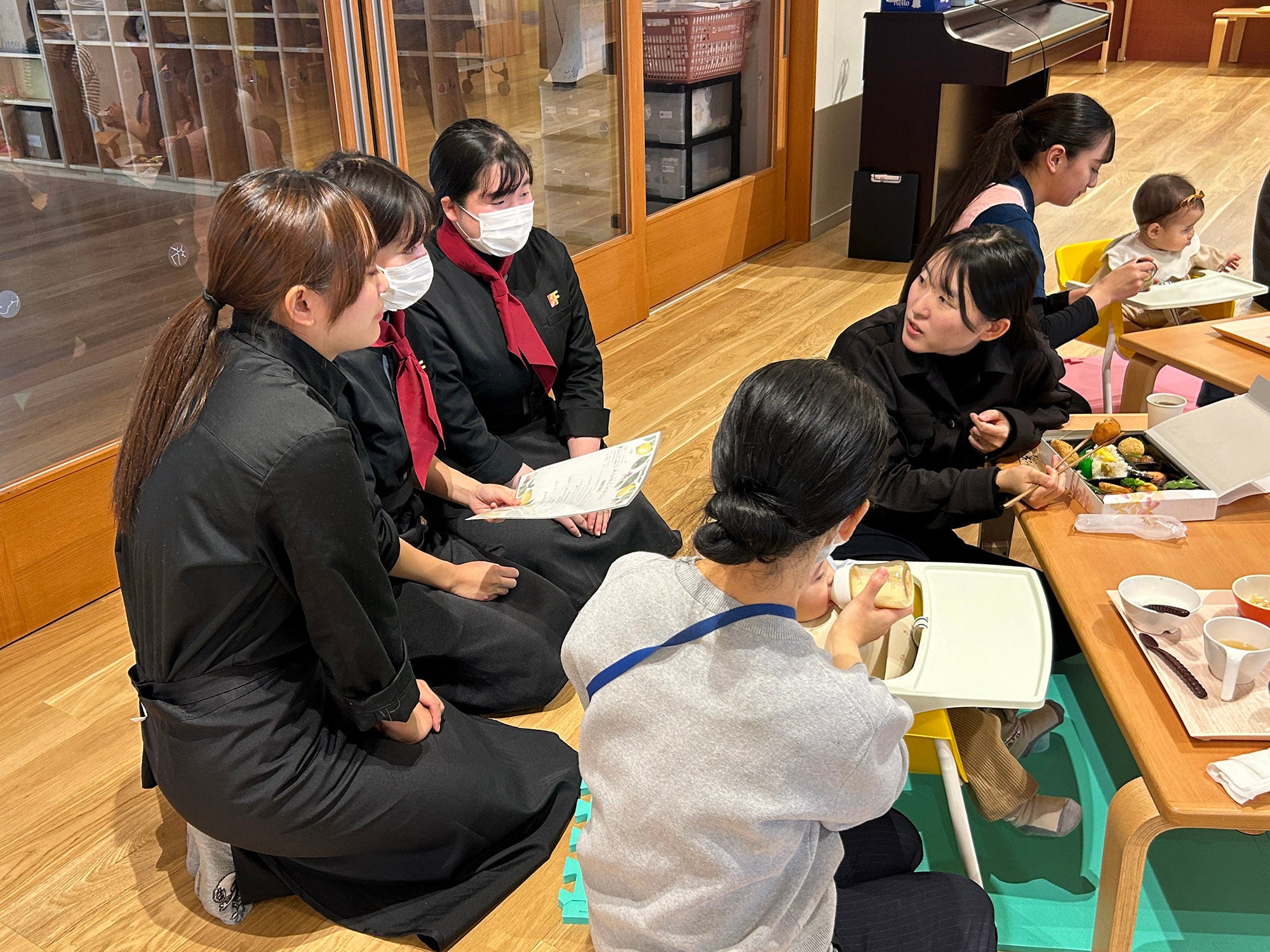 FSGカレッジリーグの国際ビジネス公務員大学校と国際ビューティ＆フード大学校）が開催した「赤ちゃん食堂」の様子