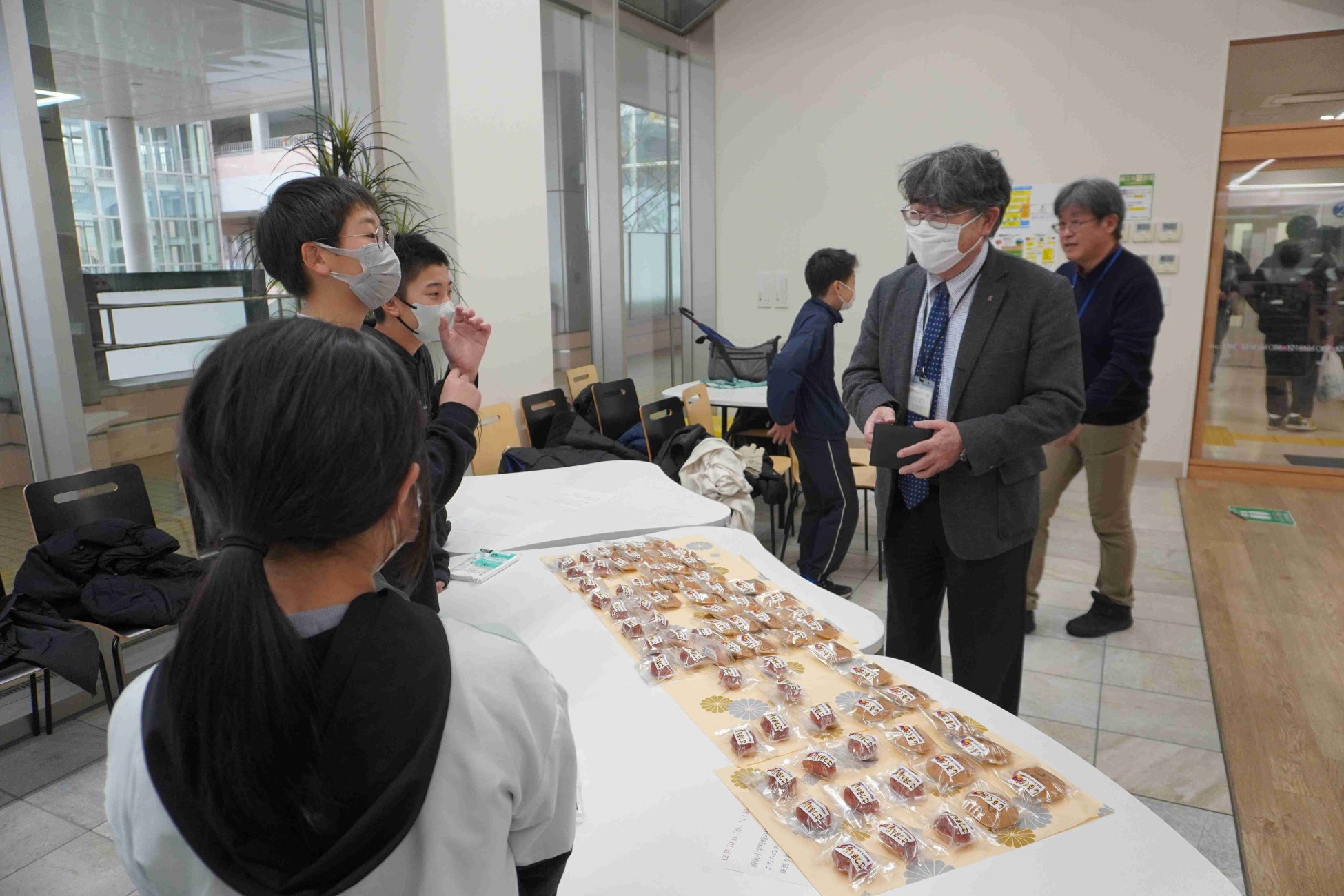 南浜小学校の5・6年生が、新潟医療福祉大学で「しるきーも」を使用した和菓子を販売している様子