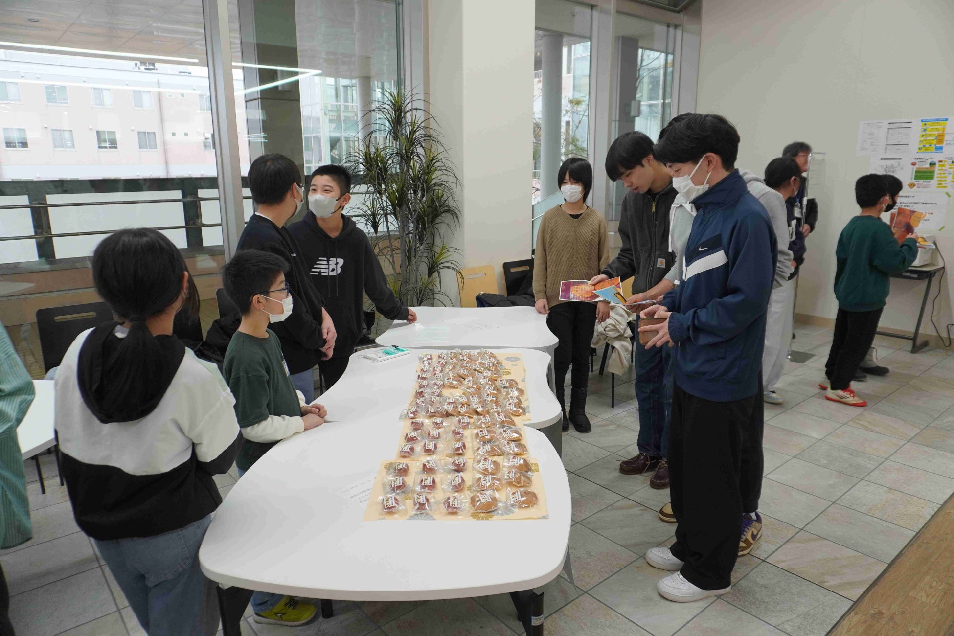 南浜小学校の5・6年生が、新潟医療福祉大学で「しるきーも」を使用した和菓子を販売している様子