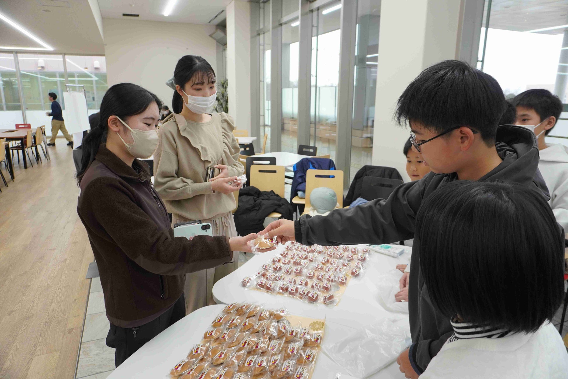 南浜小学校の5・6年生が、新潟医療福祉大学で「しるきーも」を使用した和菓子を販売している様子