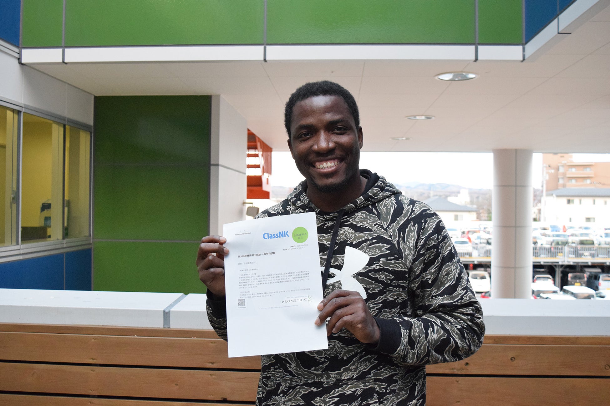 一等無人航空機操縦士学科試験に合格したWiZ 国際情報工科自動車大学校のペレラさん