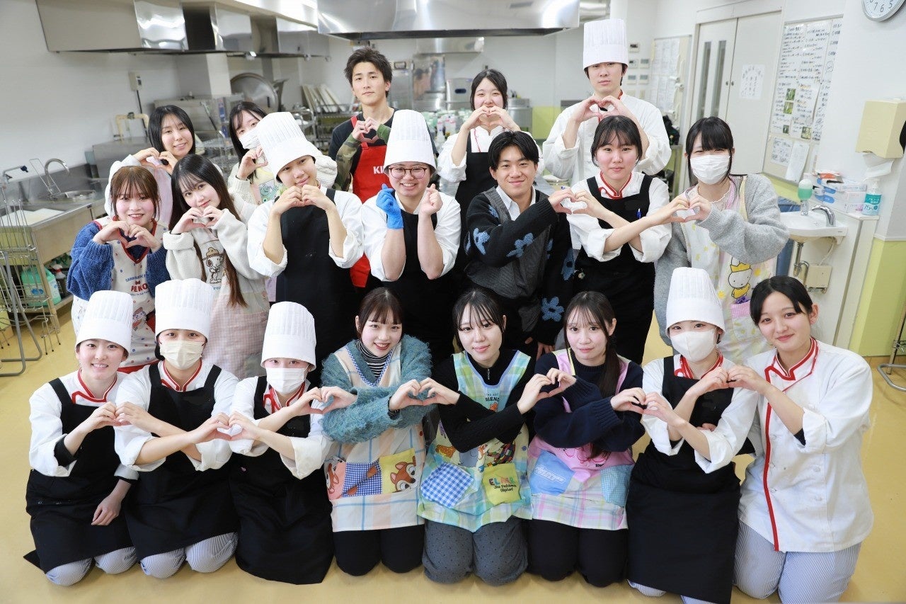 国際こども・福祉カレッジと国際調理製菓専門学校が行った、学生が相互に学び合うコラボ授業の様子