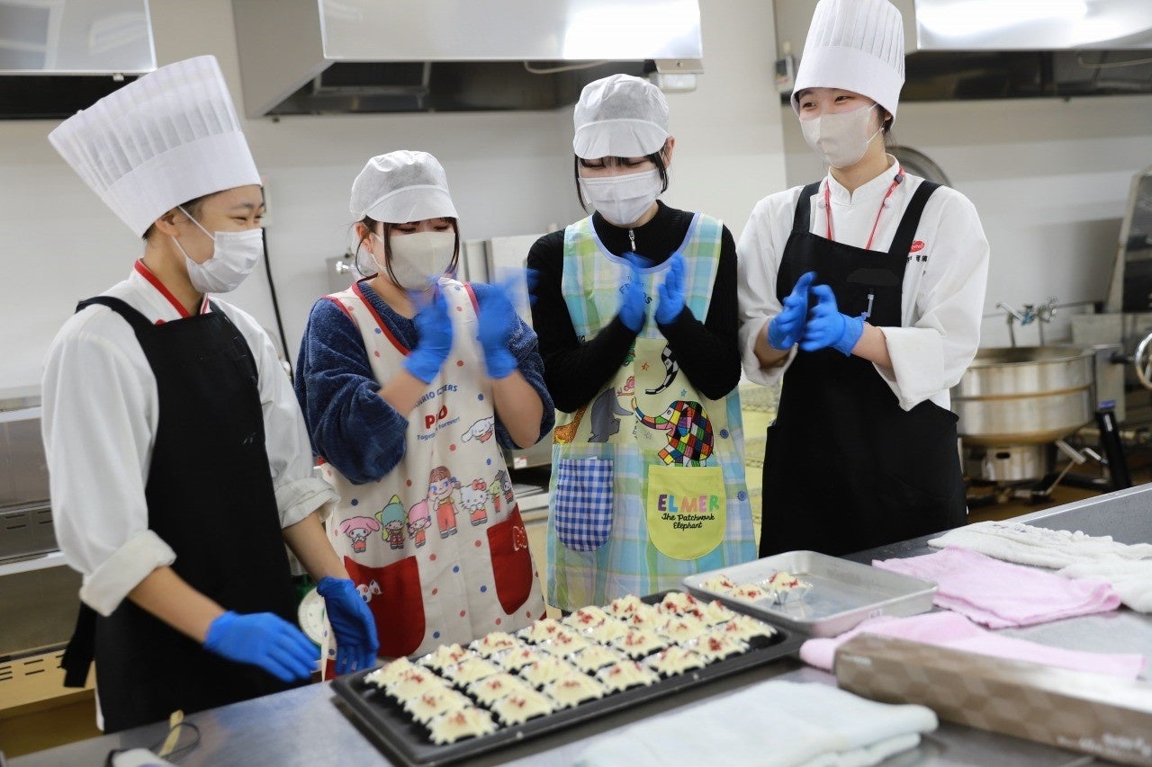 国際こども・福祉カレッジと国際調理製菓専門学校が行った、学生が相互に学び合うコラボ授業の様子