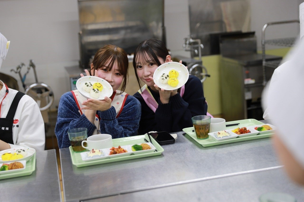 国際こども・福祉カレッジと国際調理製菓専門学校が行った、学生が相互に学び合うコラボ授業の様子