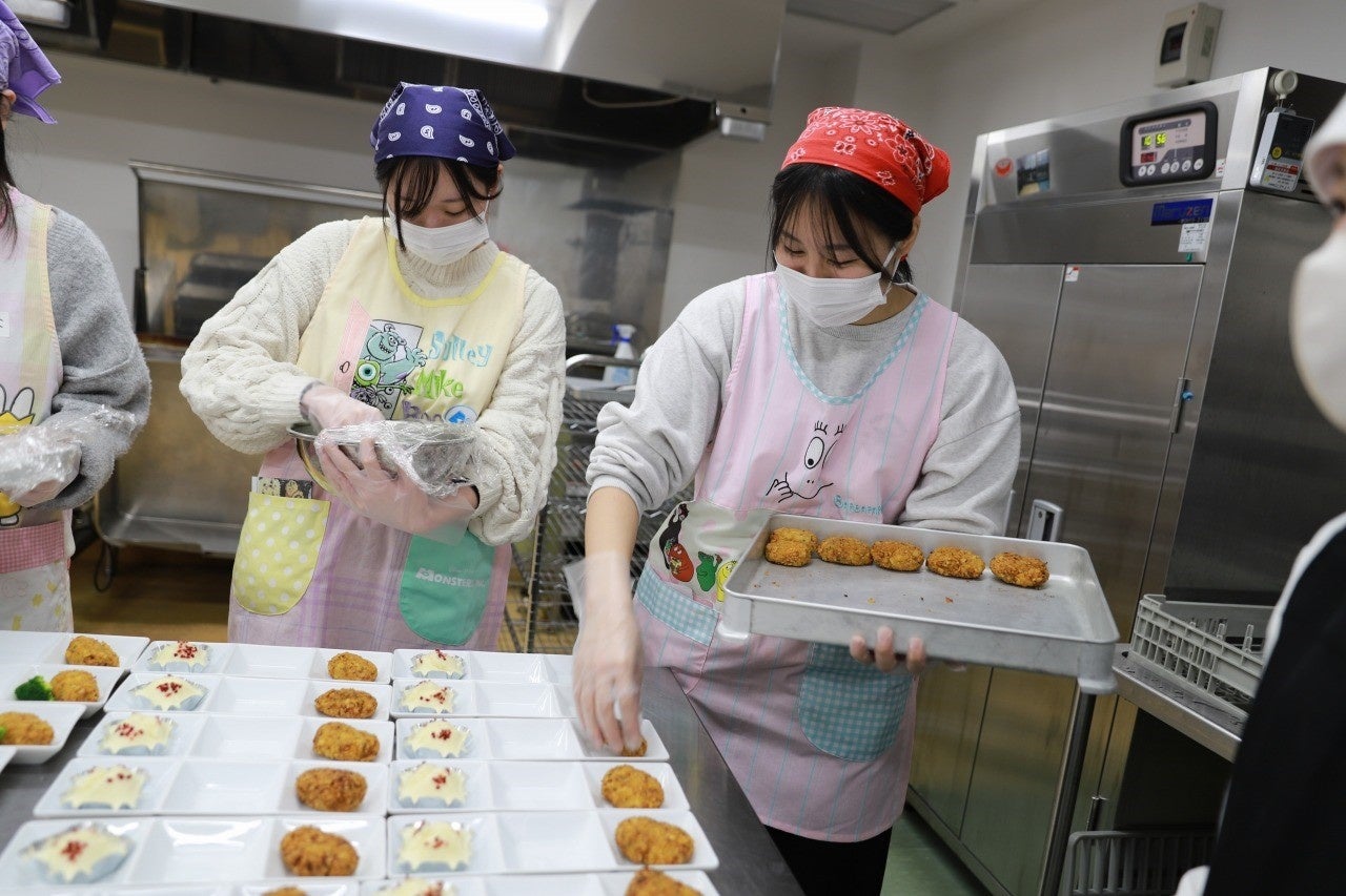 国際こども・福祉カレッジと国際調理製菓専門学校が行った、学生が相互に学び合うコラボ授業の様子