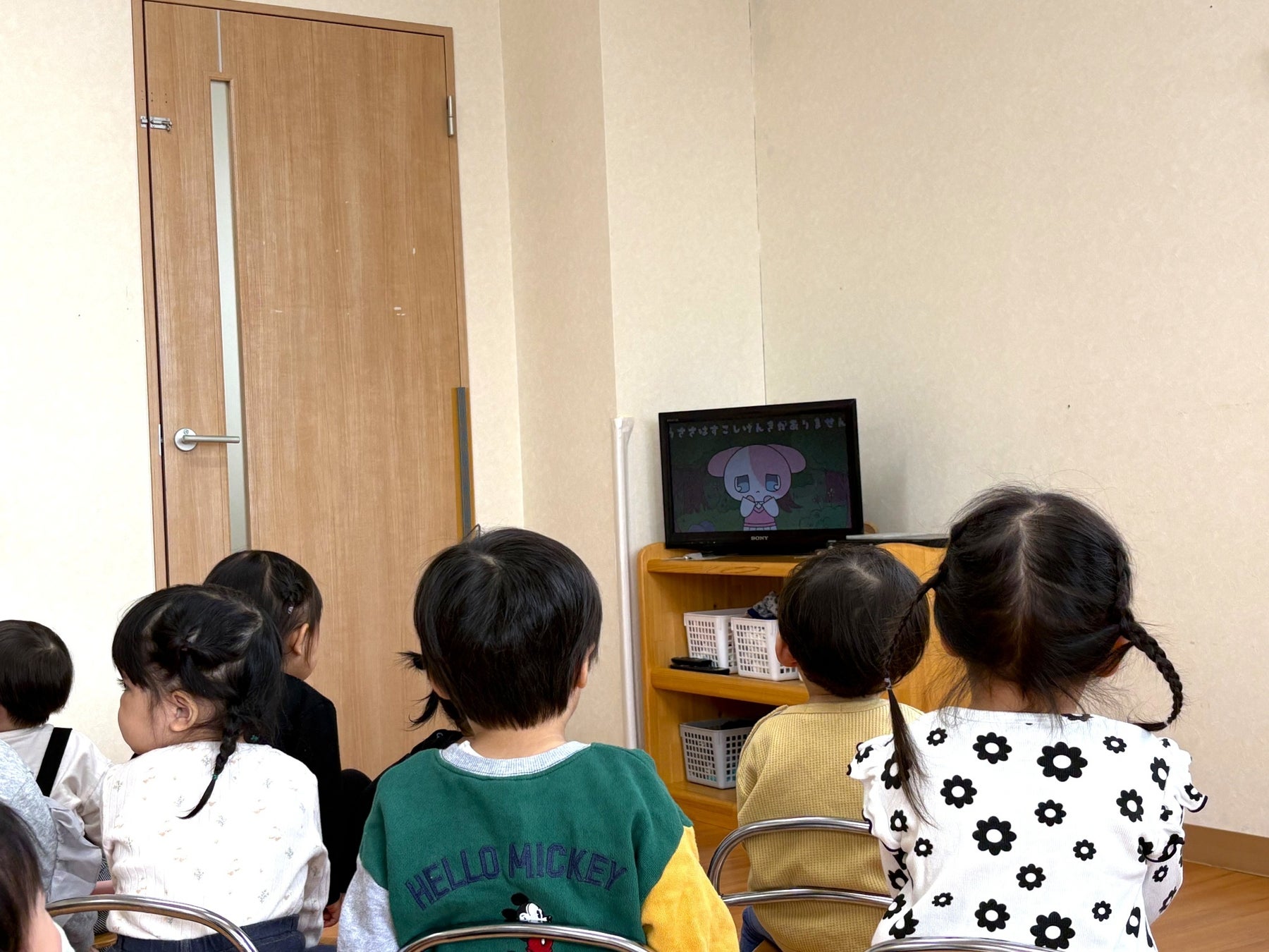 国際アート&デザイン大学校在校生がFSG保育園にて行った「童話アニメーション上映会・プレゼント会」の様子