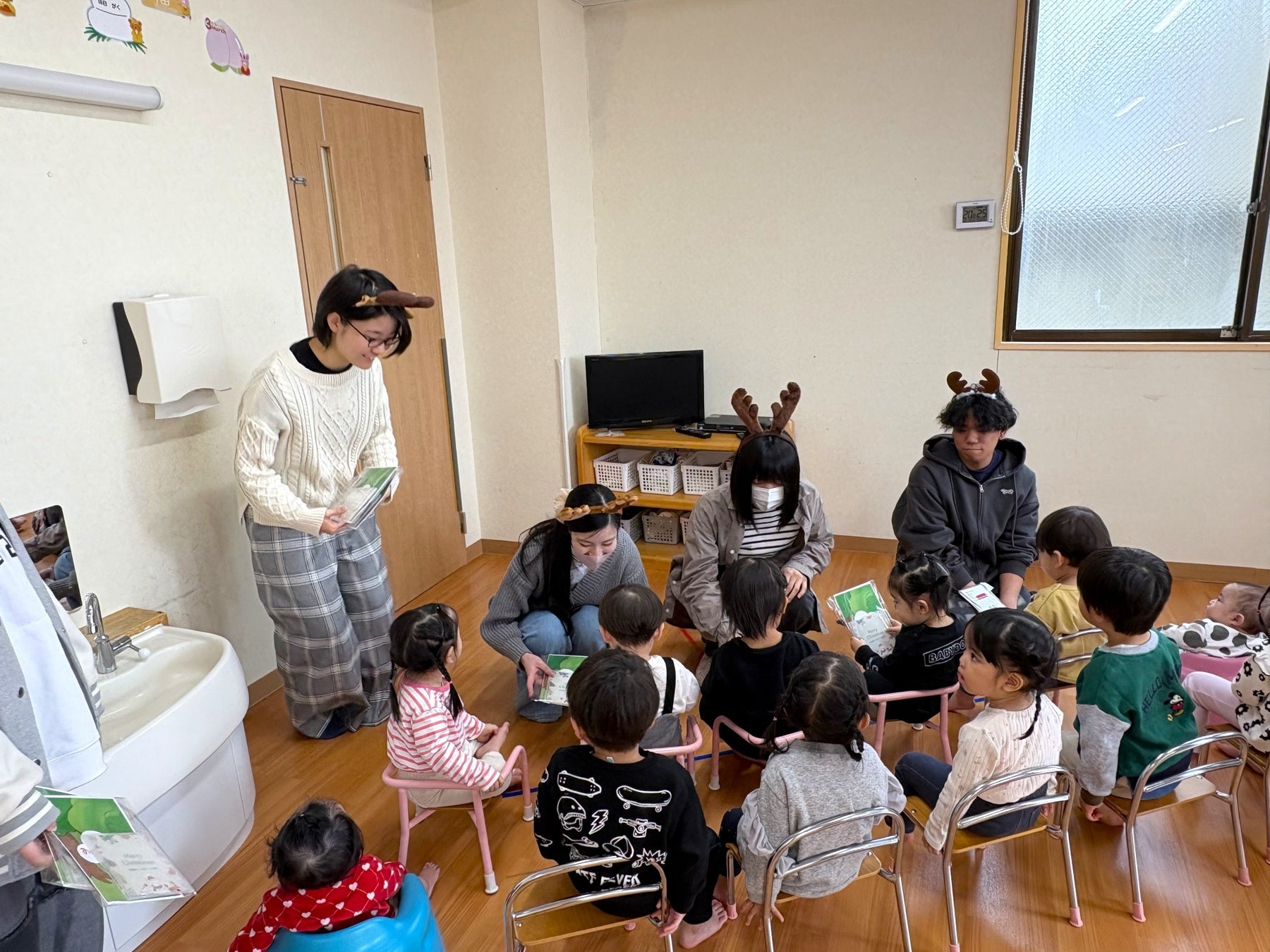 国際アート&デザイン大学校在校生がFSG保育園にて行った「童話アニメーション上映会・プレゼント会」の様子