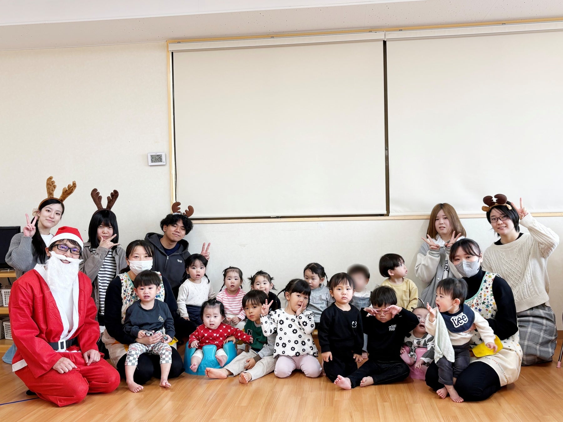 国際アート&デザイン大学校在校生がFSG保育園にて行った「童話アニメーション上映会・プレゼント会」での集合写真