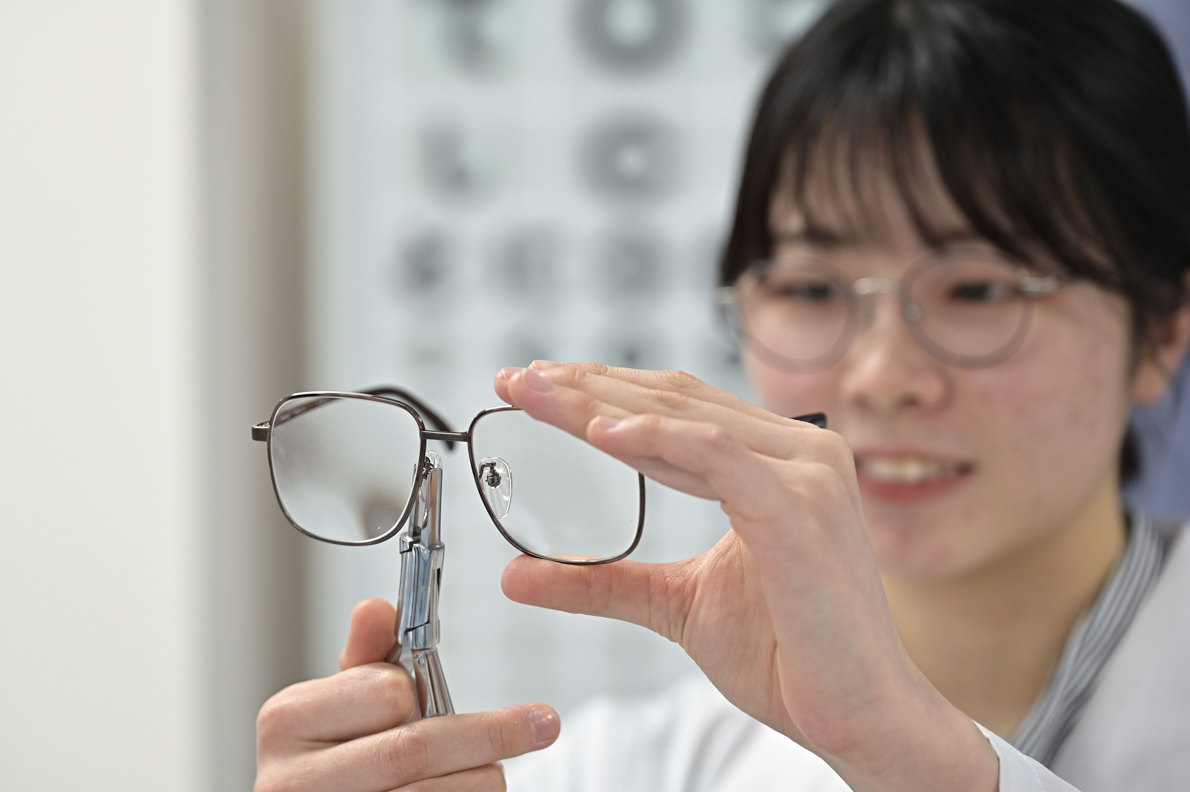 眼鏡作製をする新潟医療福祉大学視機能科学科の学生