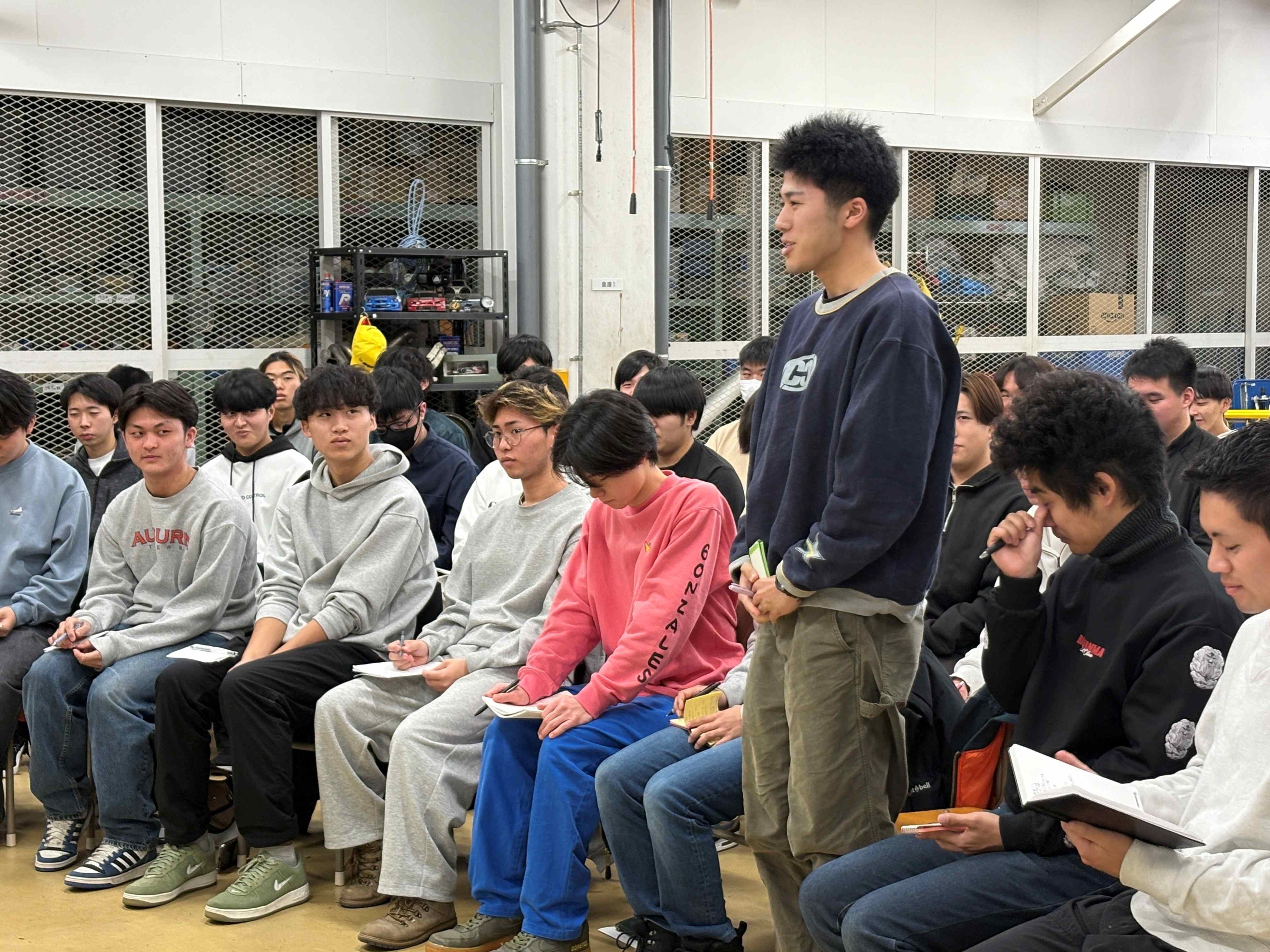 SUPER GTドライバー片岡龍也選手による特別講演で質問する専門学校 新潟国際自動車大学校の学生