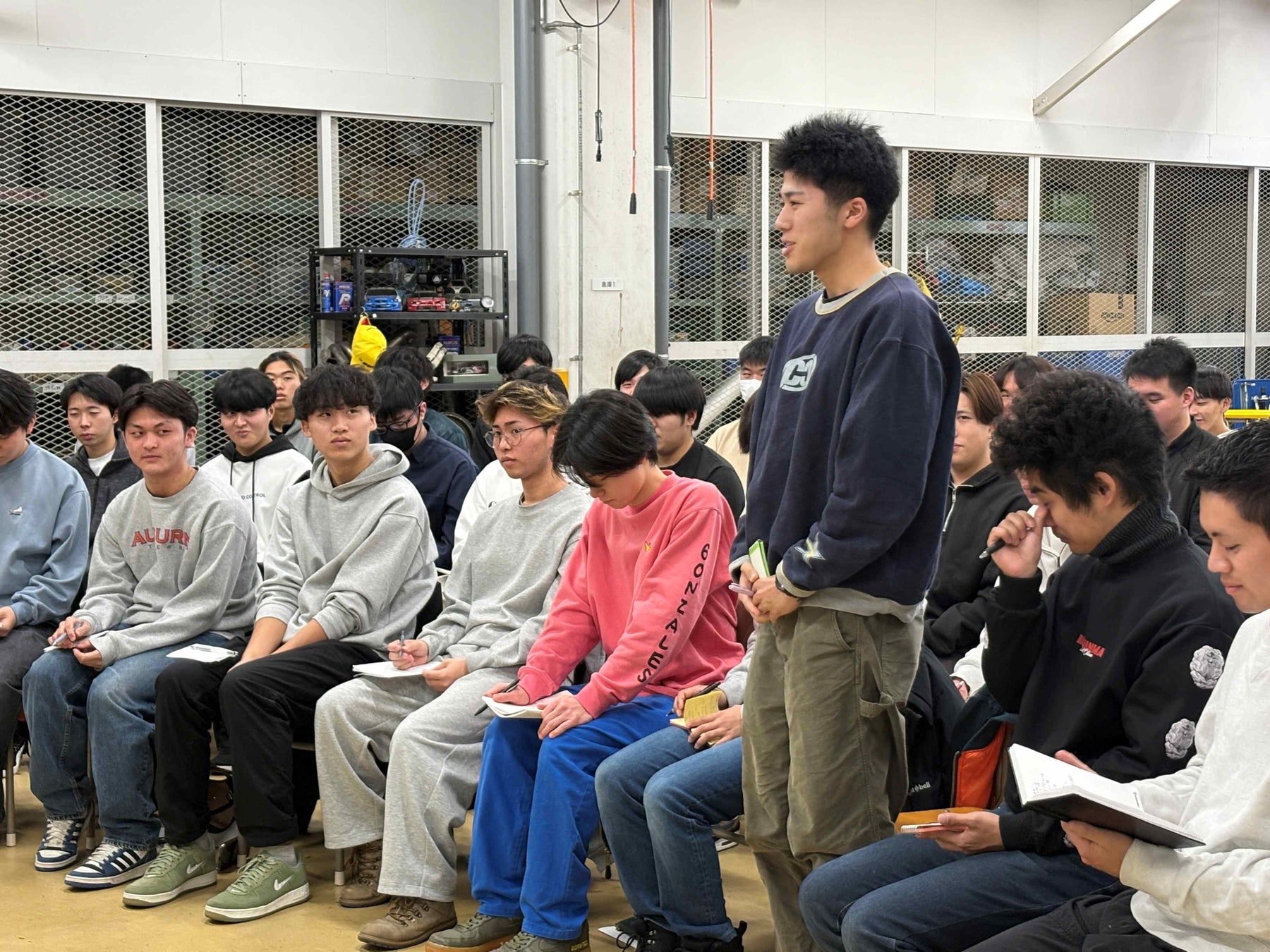 SUPER GTドライバー片岡龍也選手による特別講演で質問する専門学校 新潟国際自動車大学校の学生