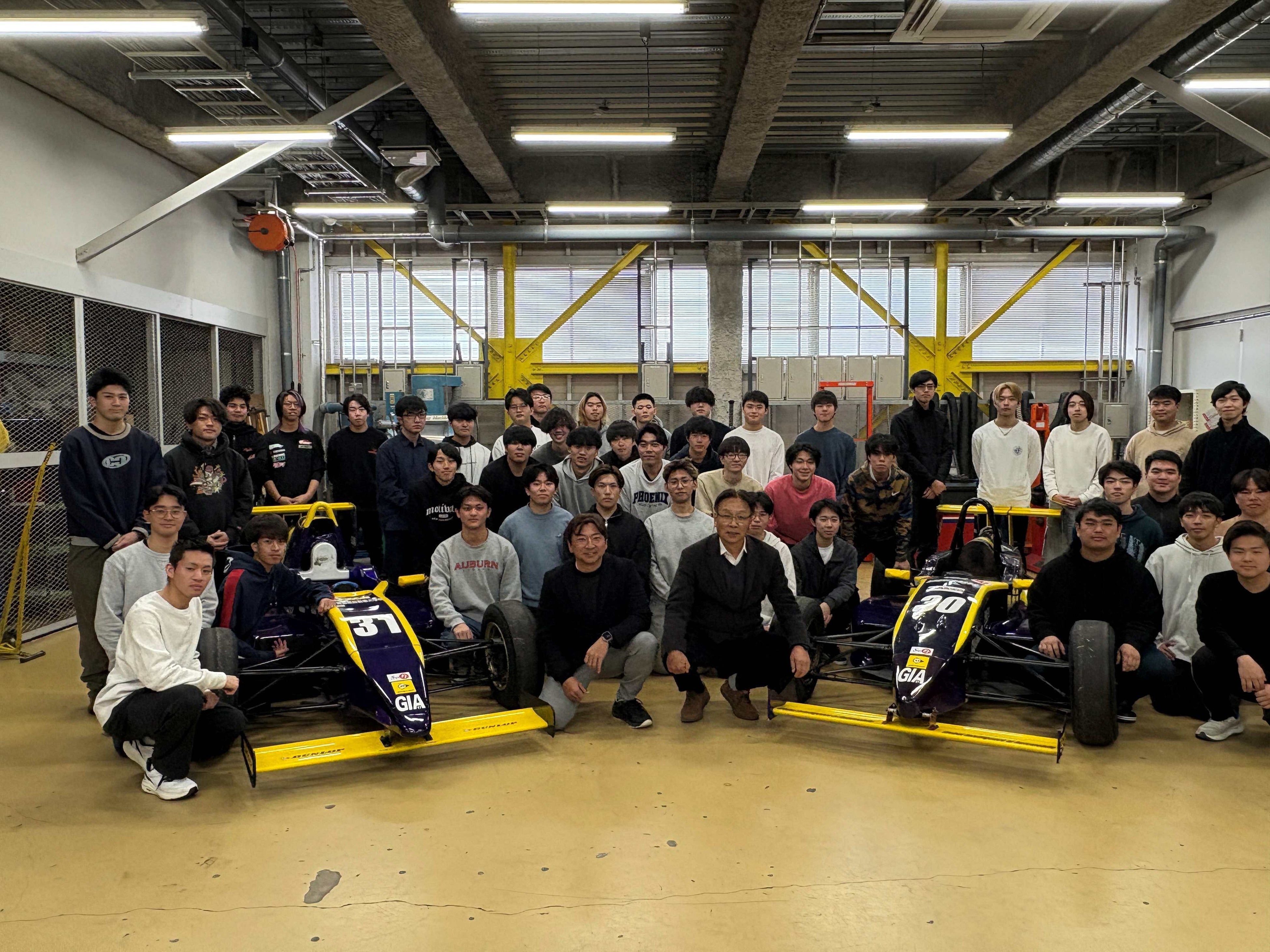 専門学校 新潟国際自動車大学校の学生で行われたSUPER GTドライバー片岡龍也選手による特別講演での集合写真