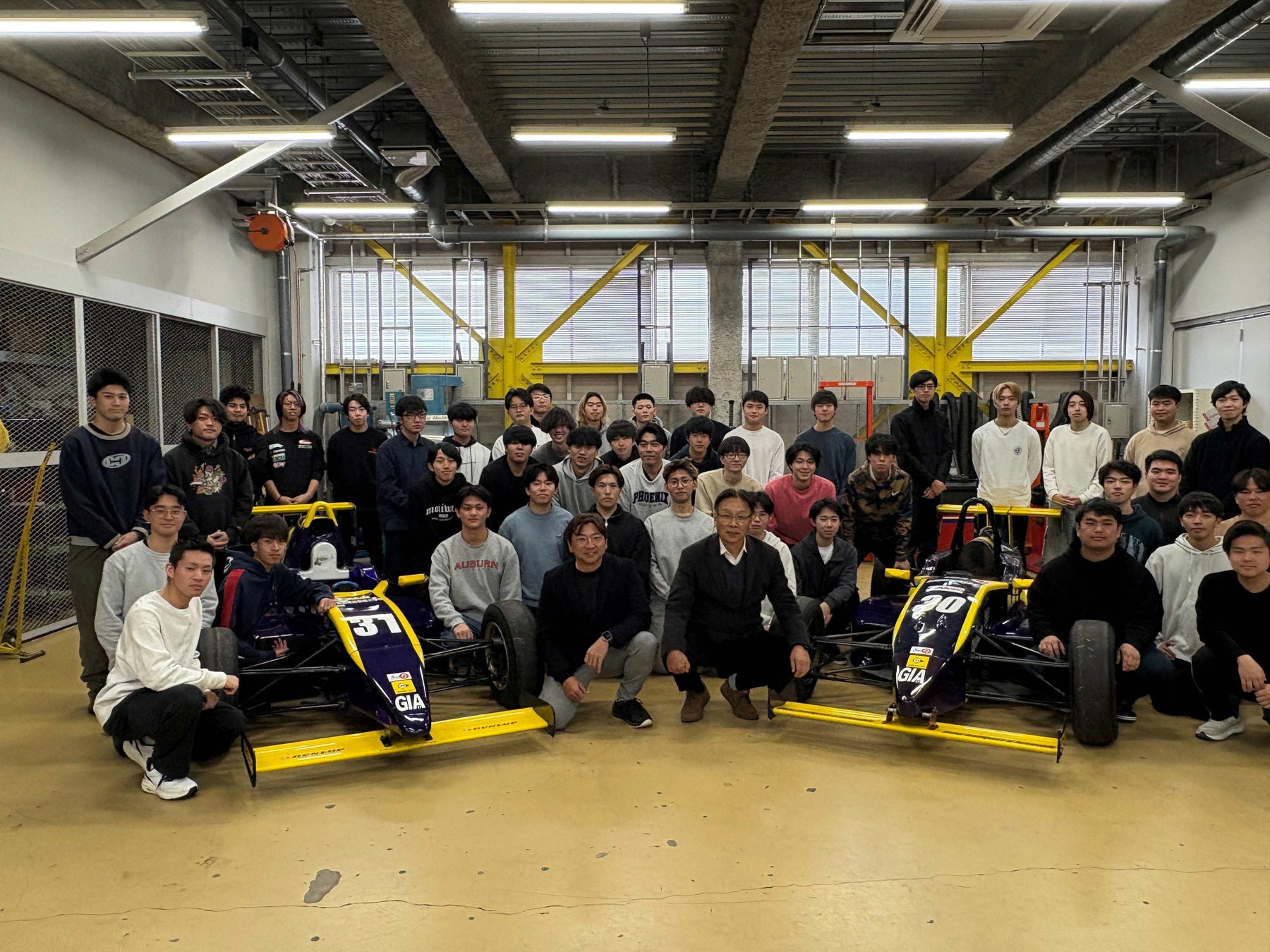 専門学校 新潟国際自動車大学校の学生で行われたSUPER GTドライバー片岡龍也選手による特別講演での集合写真