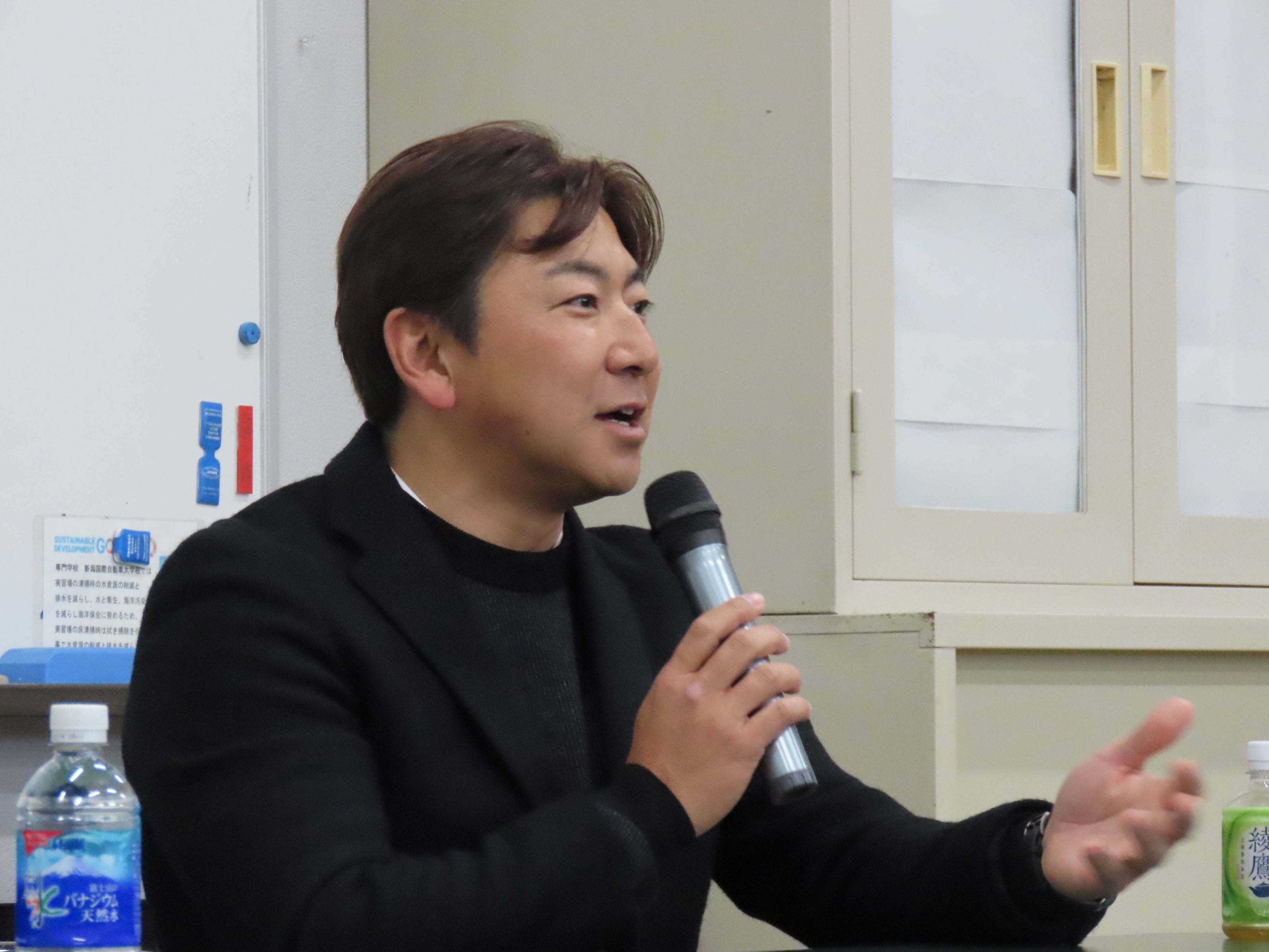 専門学校 新潟国際自動車大学校で特別講演を行うSUPER GTドライバー片岡龍也選手