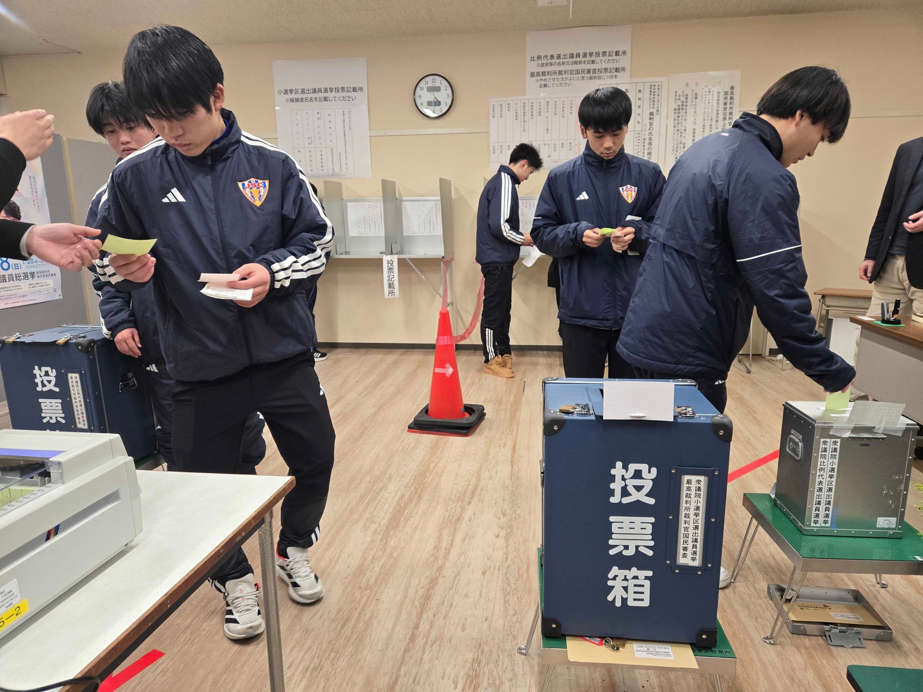 第51回衆議院議員総選挙の期日前投票に参加するJAPANサッカーカレッジの学生たち